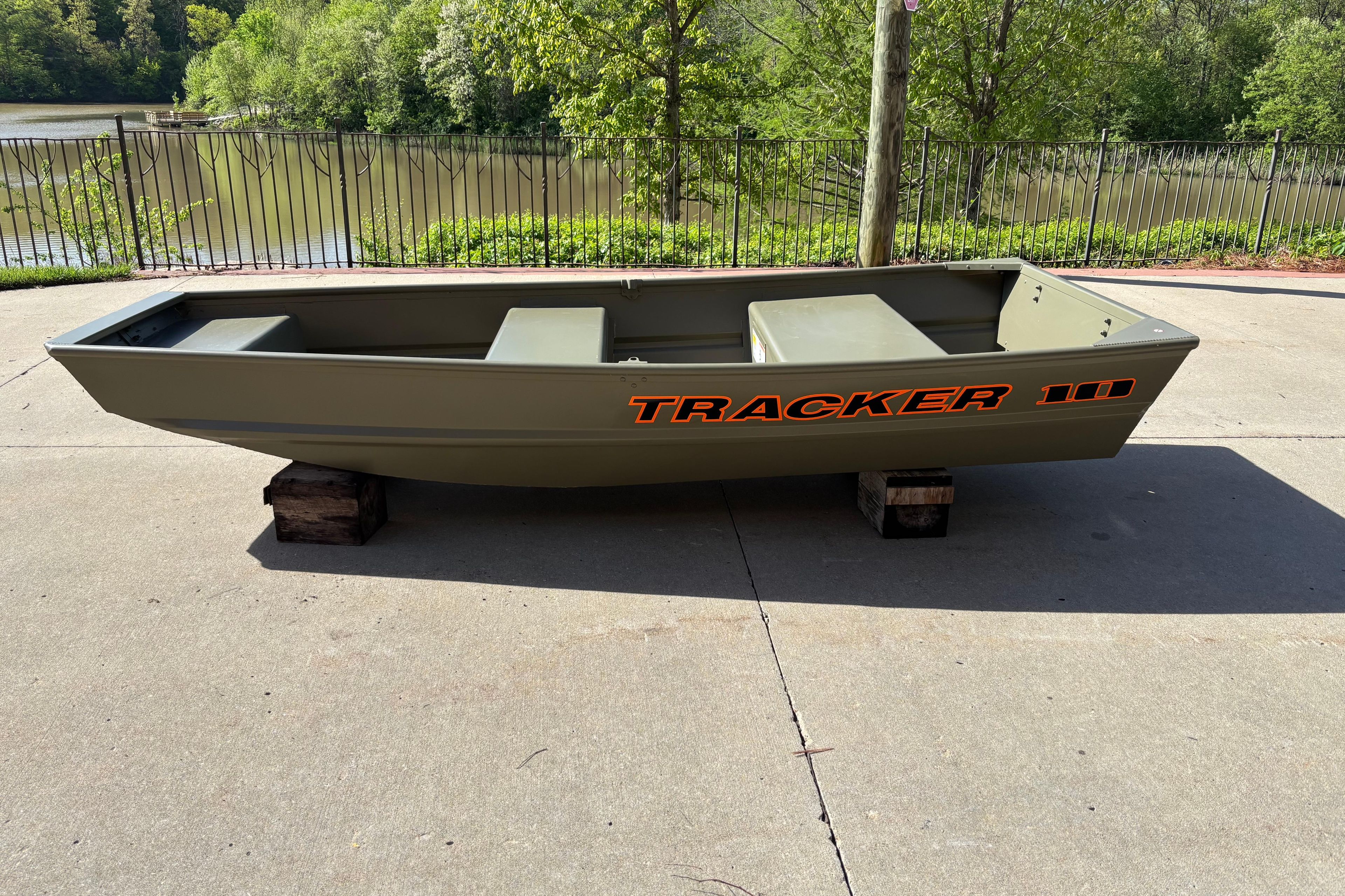 2026 Tracker Grizzly 10 Jon