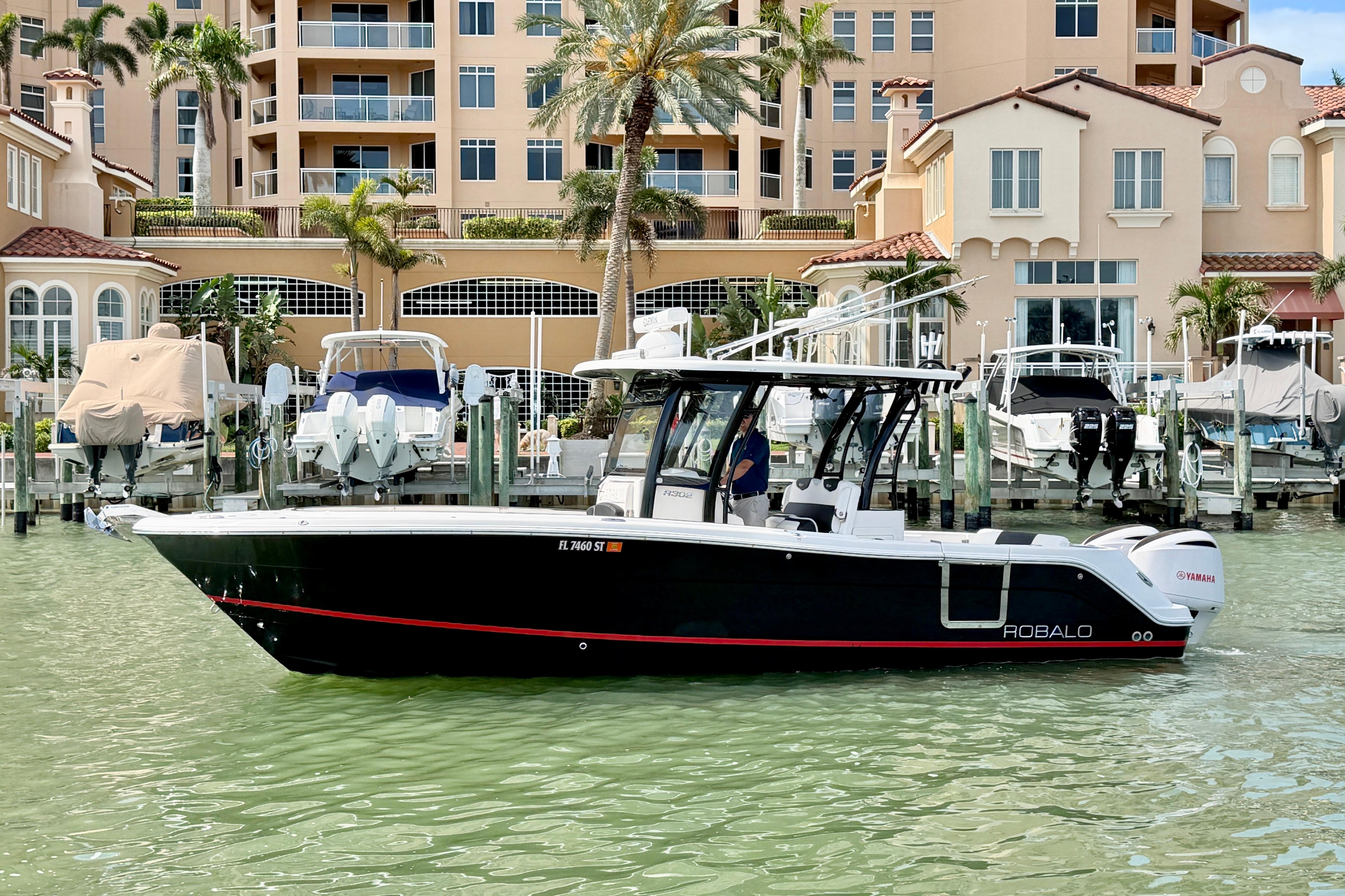 2021 Robalo R302 Center Console