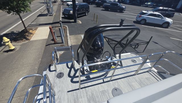 2026 Bentley Pontoons 223 Legacy SWINGBACK With 200hp Mercury XL Four-St - 20