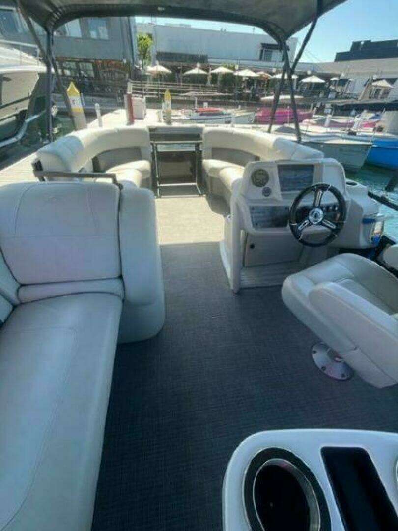 2024 Vision WX Tritoon - Image 3