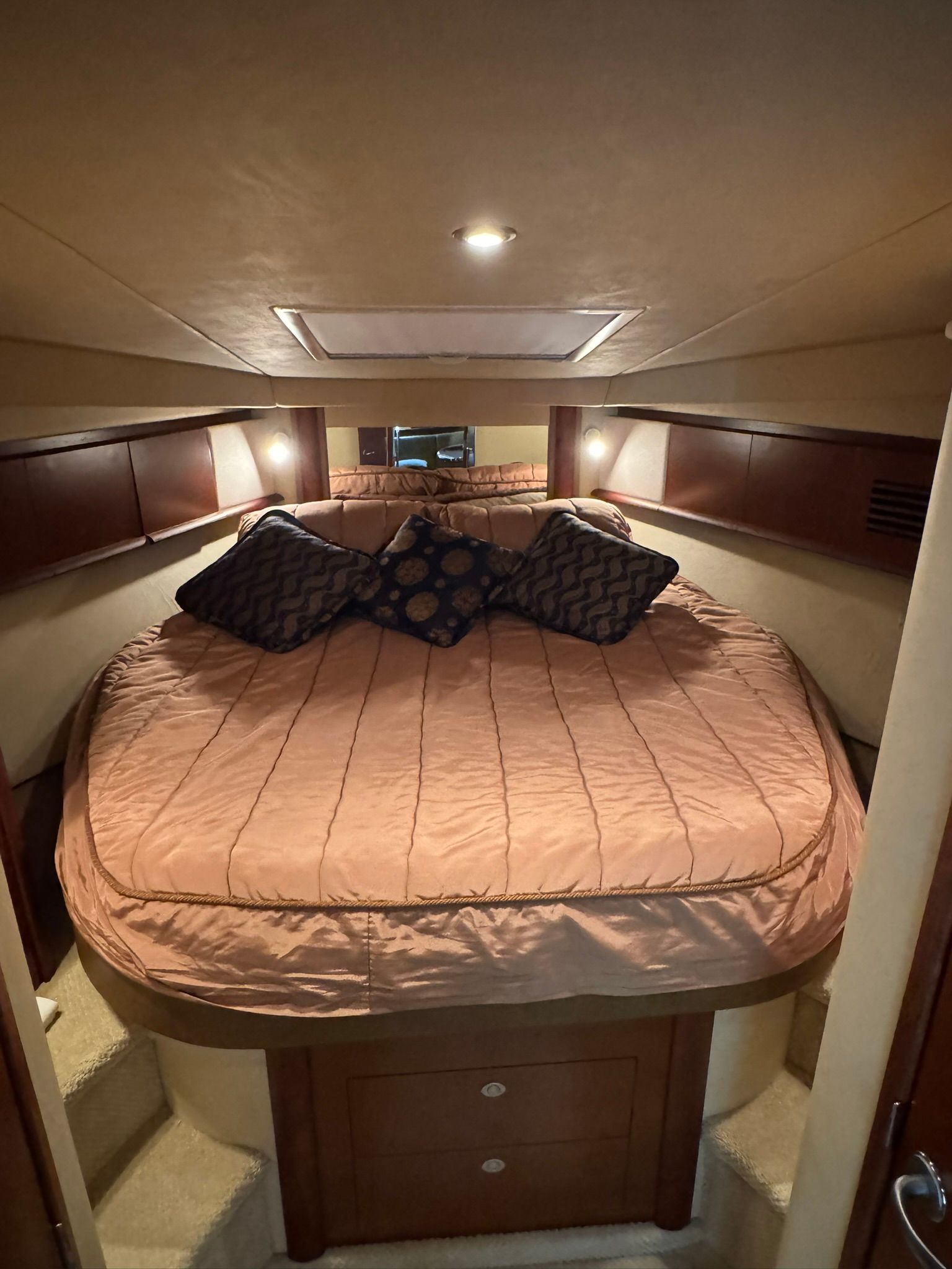 Cabin of the 2007 Sea Ray 40 Sundancer with a cozy bed and pillows.