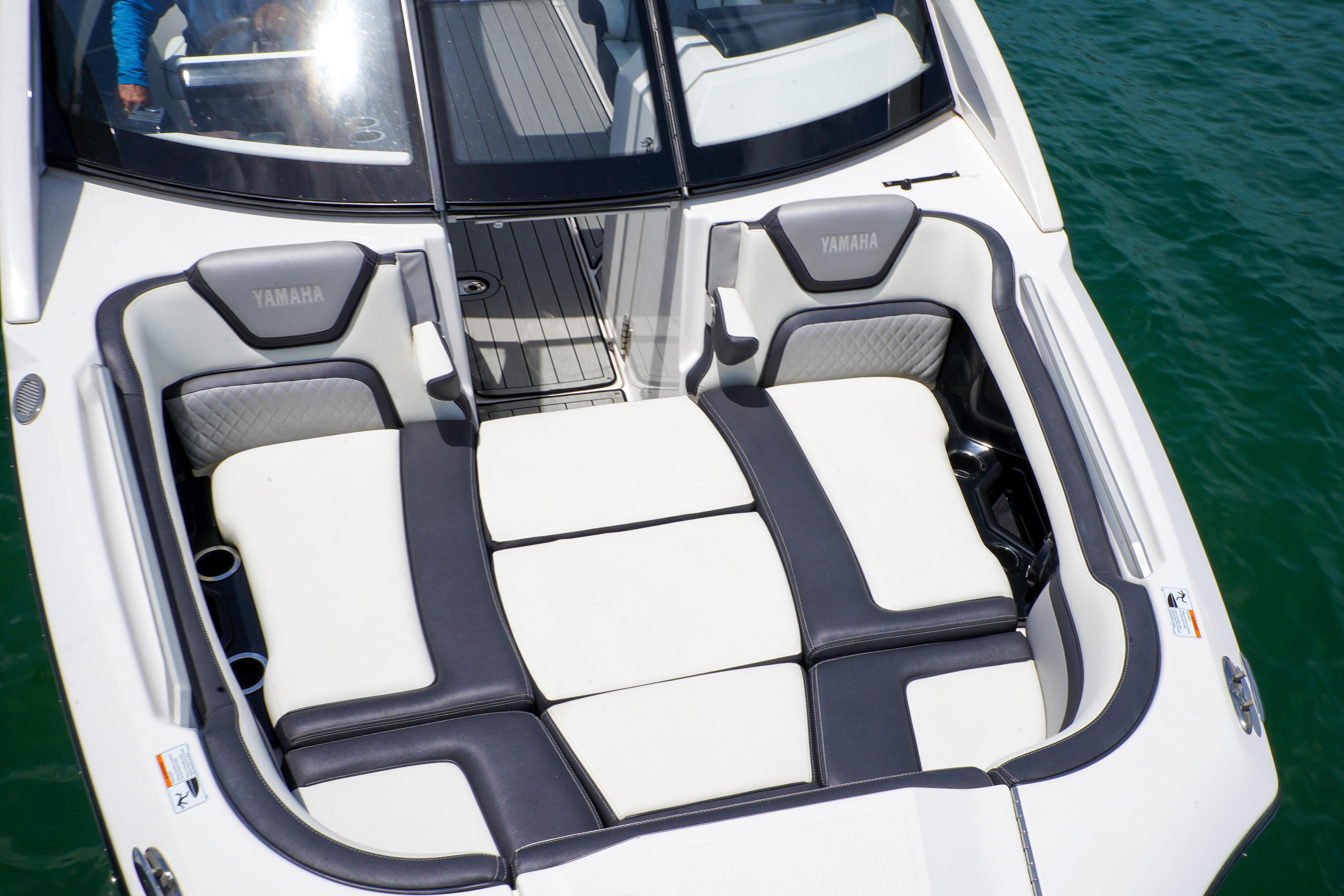 2021 Yamaha Boats 275SD interior seating, featuring luxurious white and gray upholstery.