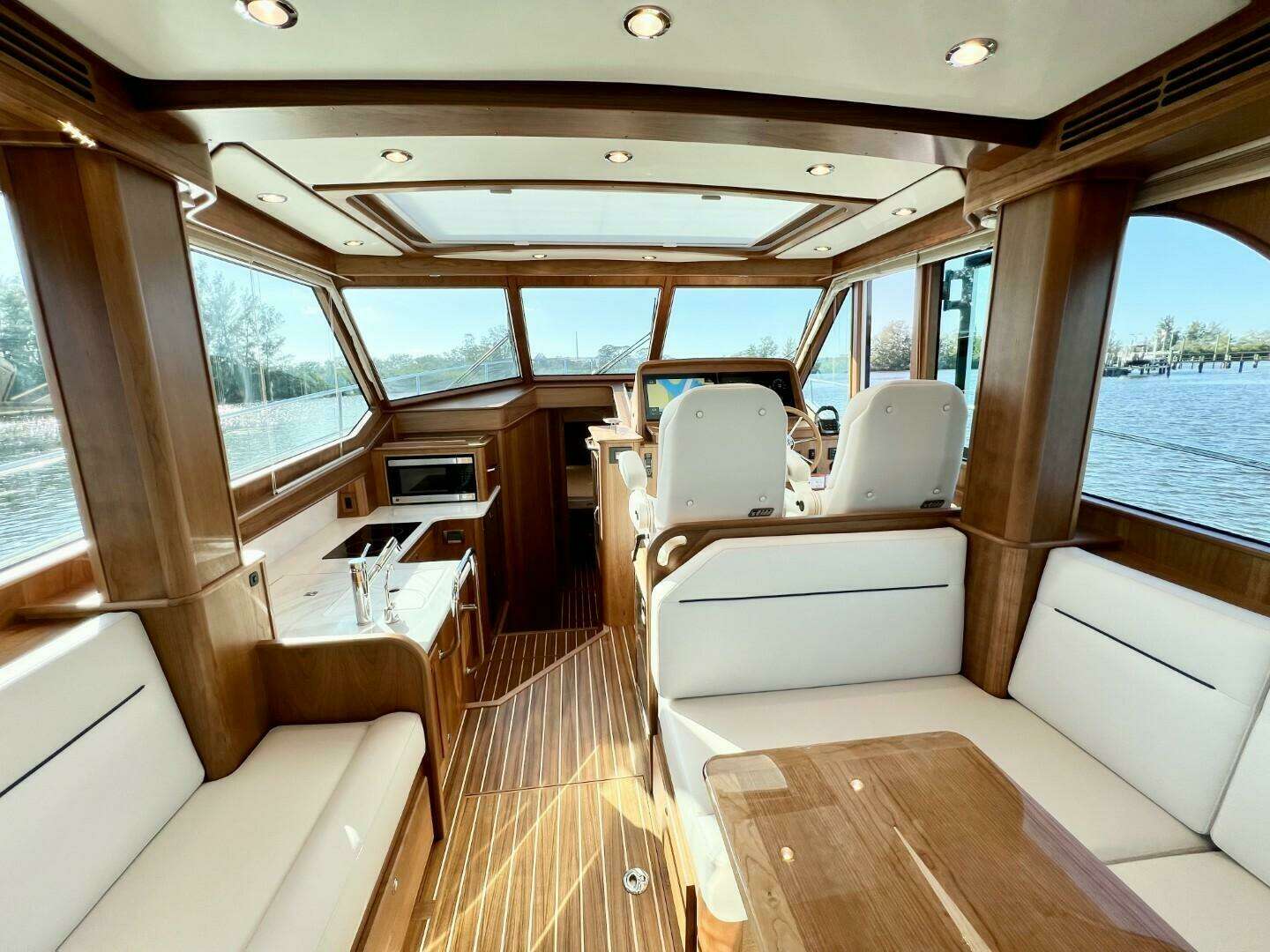 2027 Sabre 43 Salon Express - Image 10