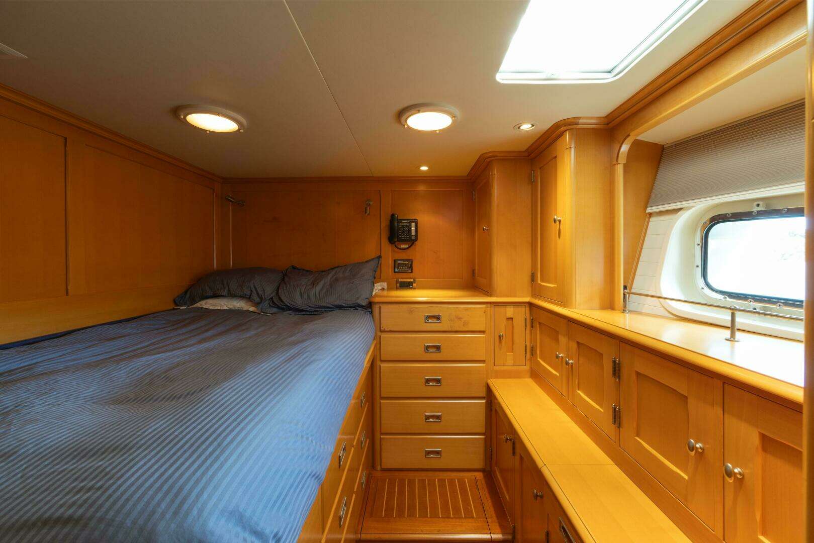 2001 Vitters Aft Cockpit - Image 25