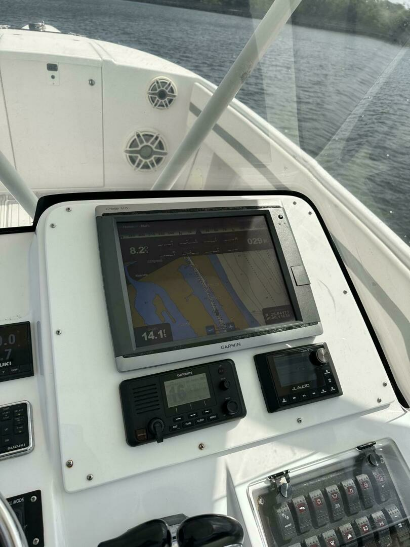 2003 Intrepid 32 - Image 12