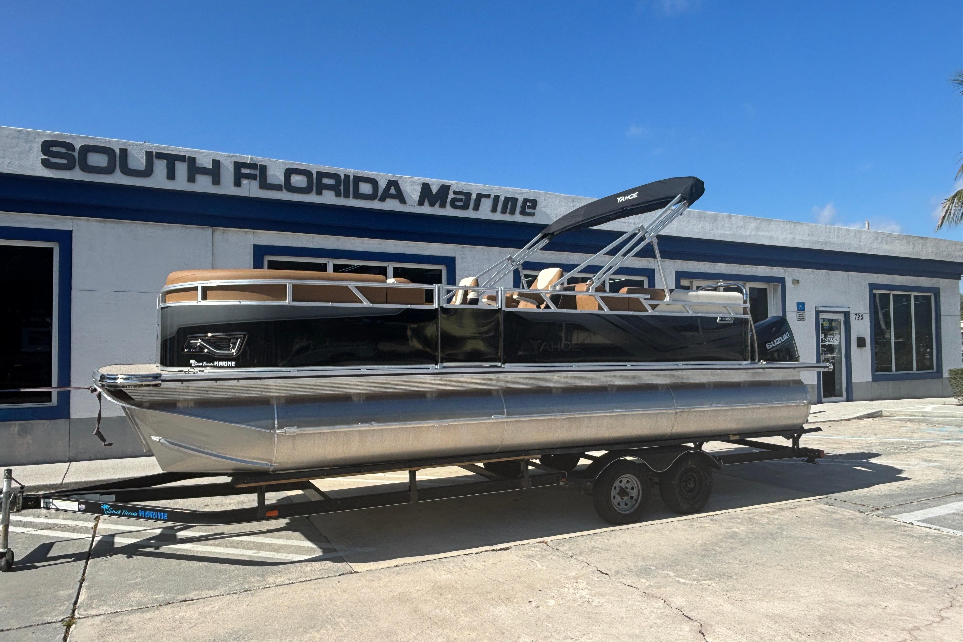 2026 Tahoe Pontoon Sport 85 Quad lounge