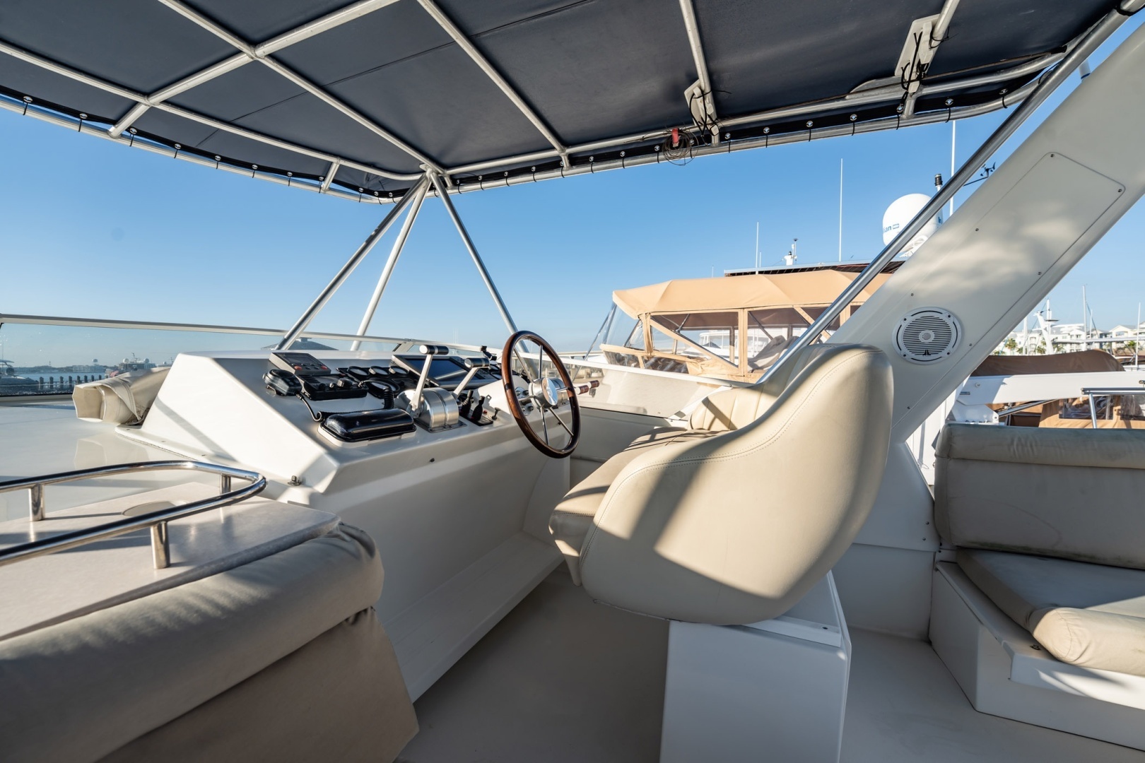 2004 Navigator 5700 Rival Pilothouse - Image 12