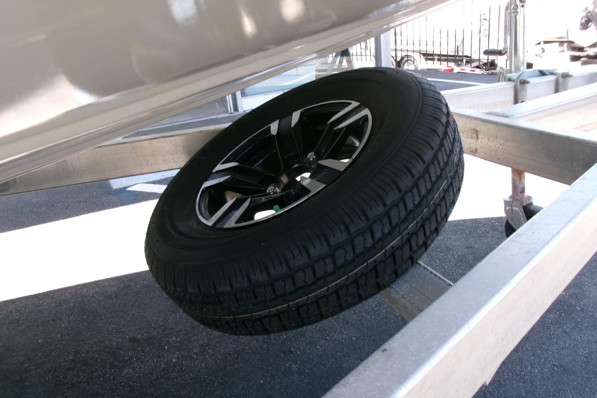 Spare tire mounted on an Avid 21 Fusion 2022 boat trailer.