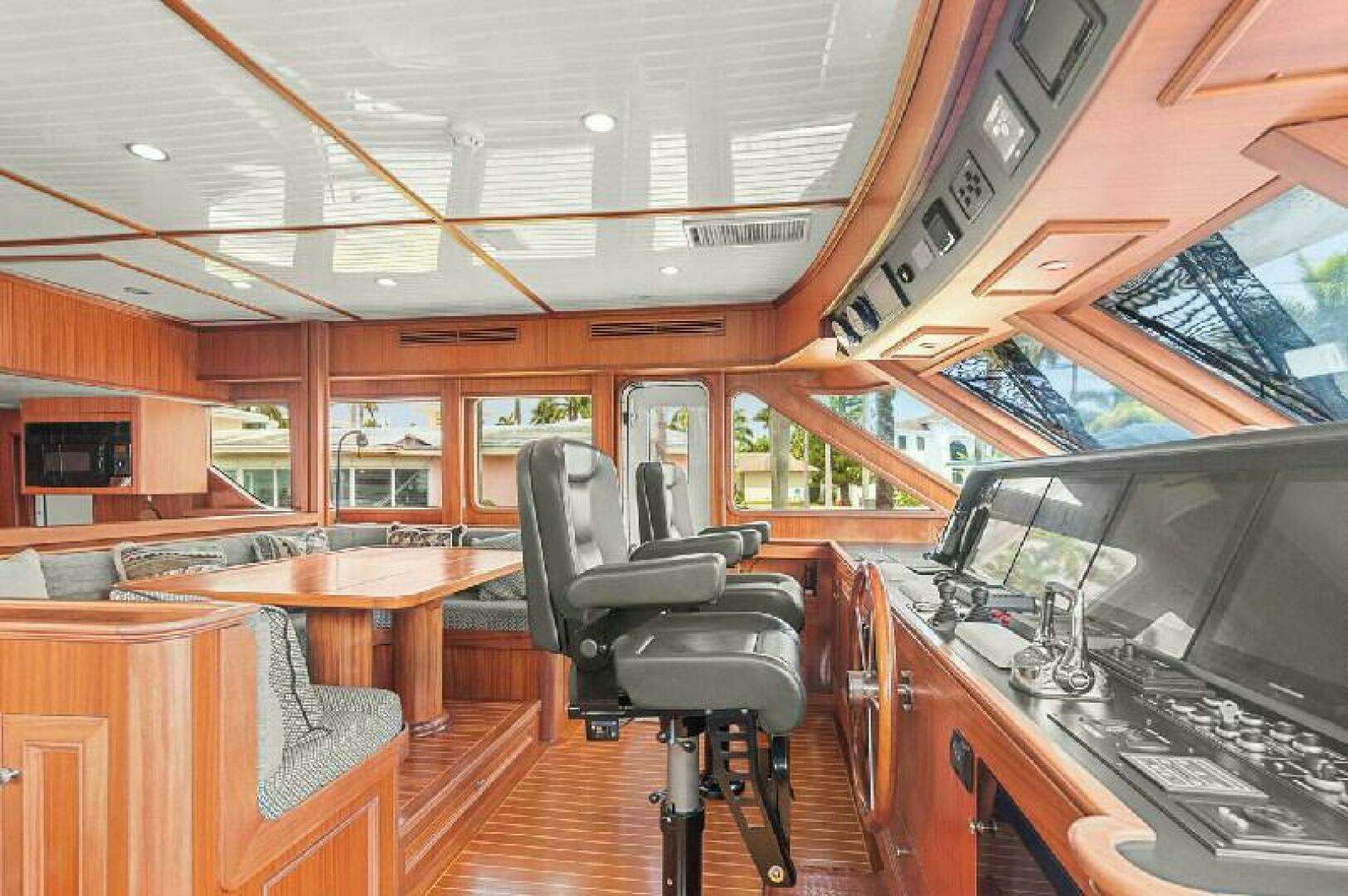 2006 Paragon Cockpit - Image 7