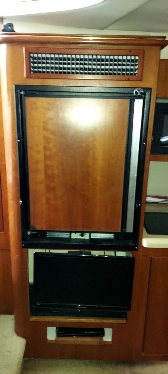 2000 Cruisers Yachts 3575 Express - 8