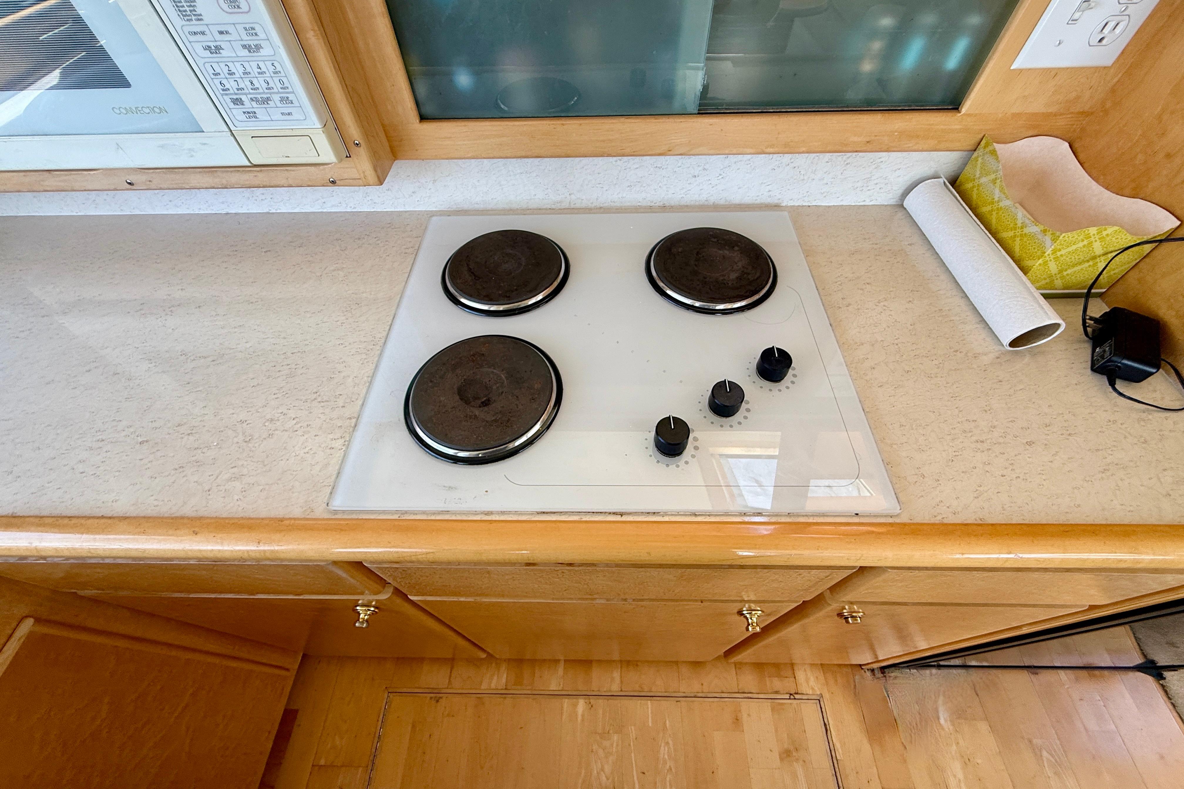 Electric stovetop with three burners in a 1997 Navigator Pilothouse kitchen.