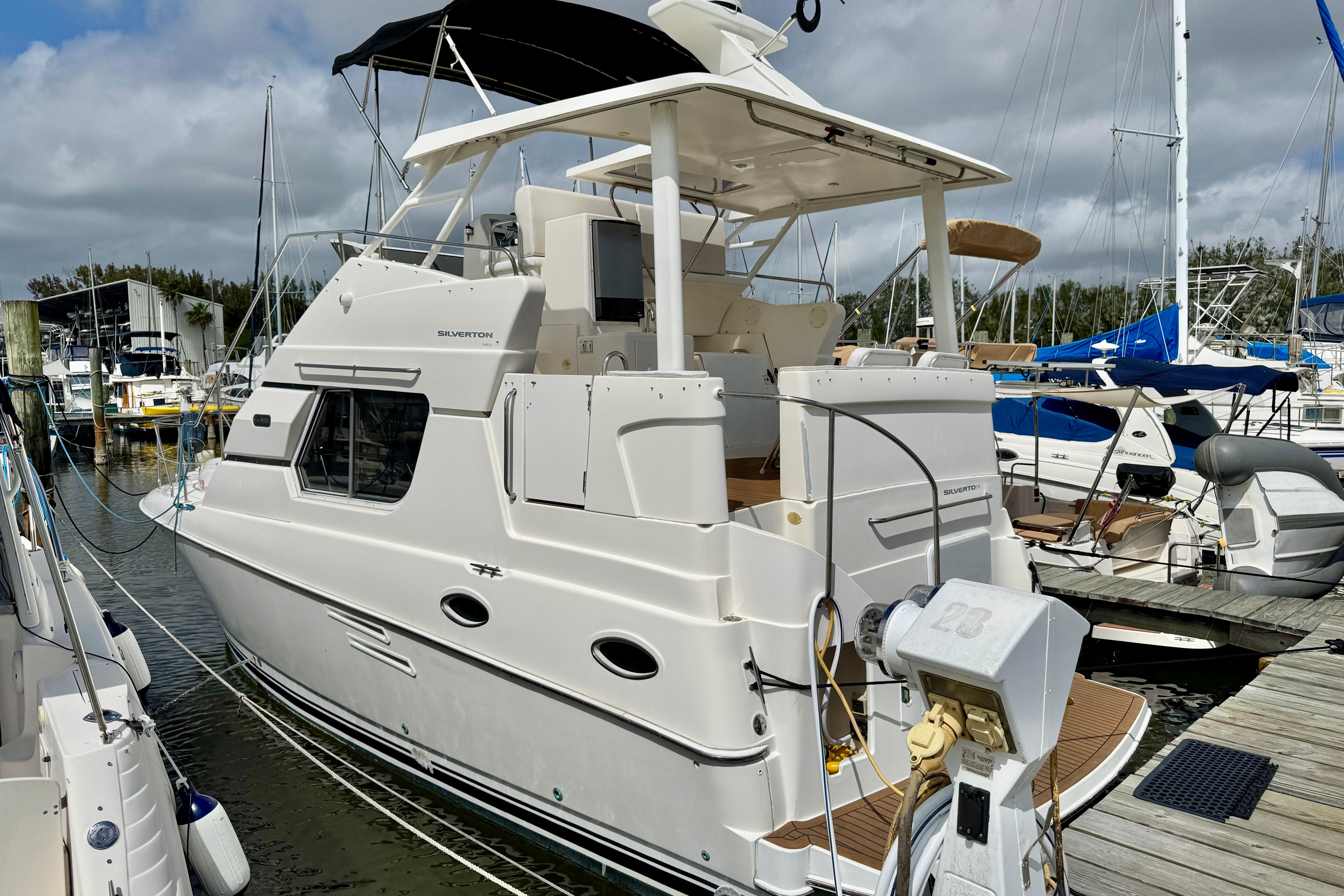 2000 Silverton 322 Motor Yacht
