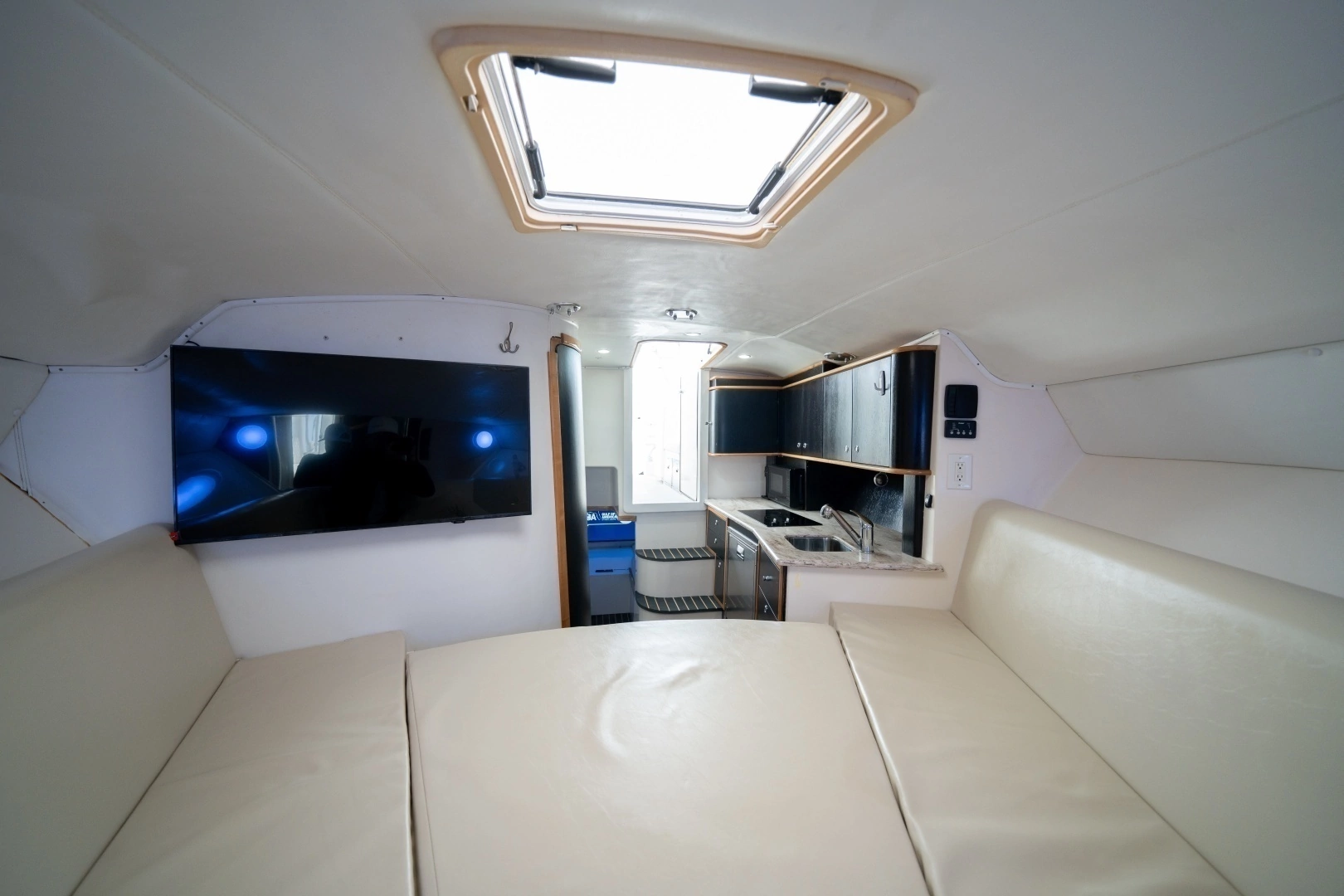 2011 Contender 40 Express - Image 10
