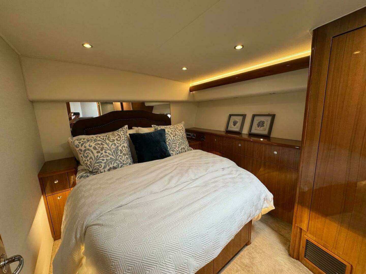 2007 Viking 52 Convertible - Image 15