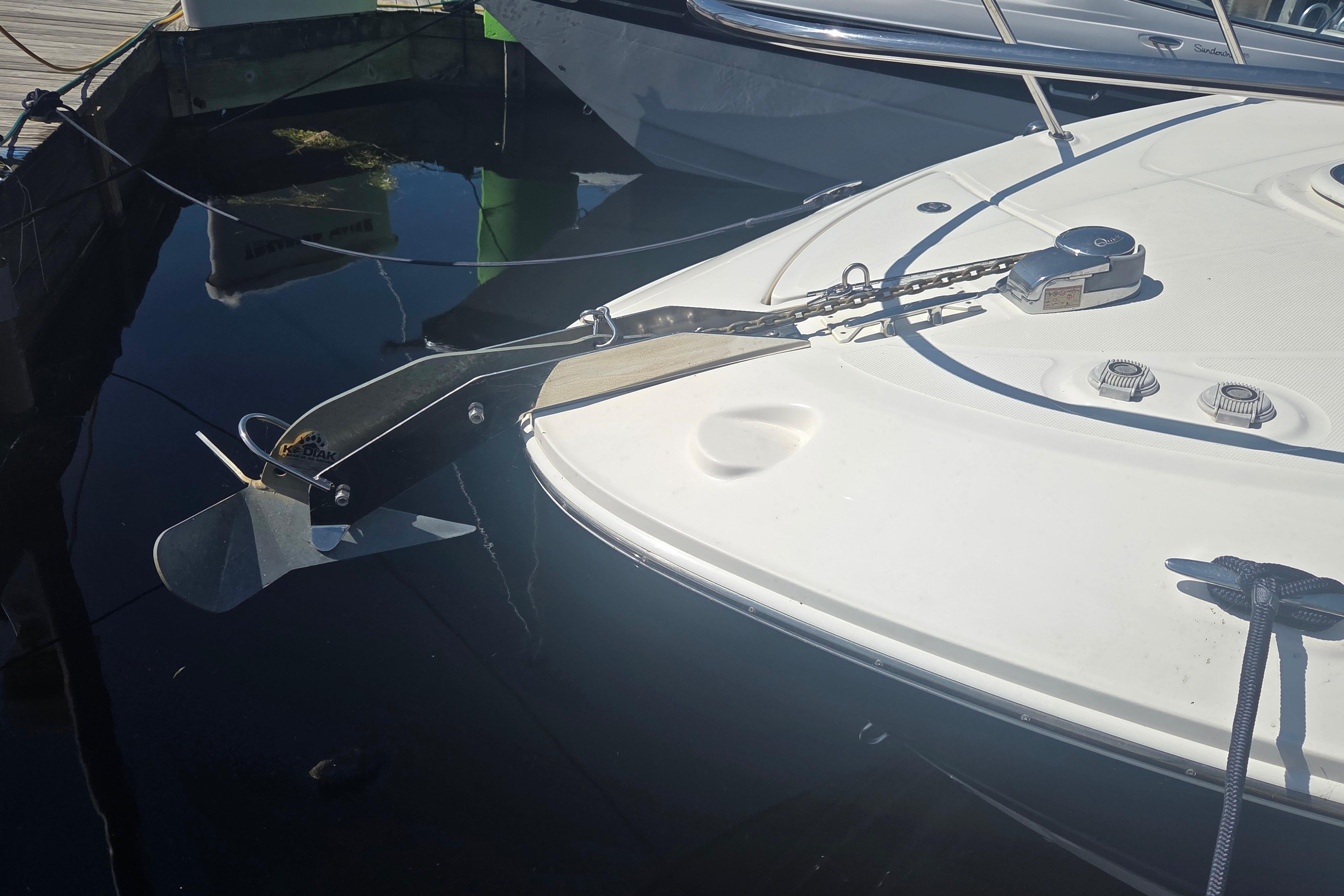 2012 Sea Ray Sundancer 260 boat with anchor and winch system.