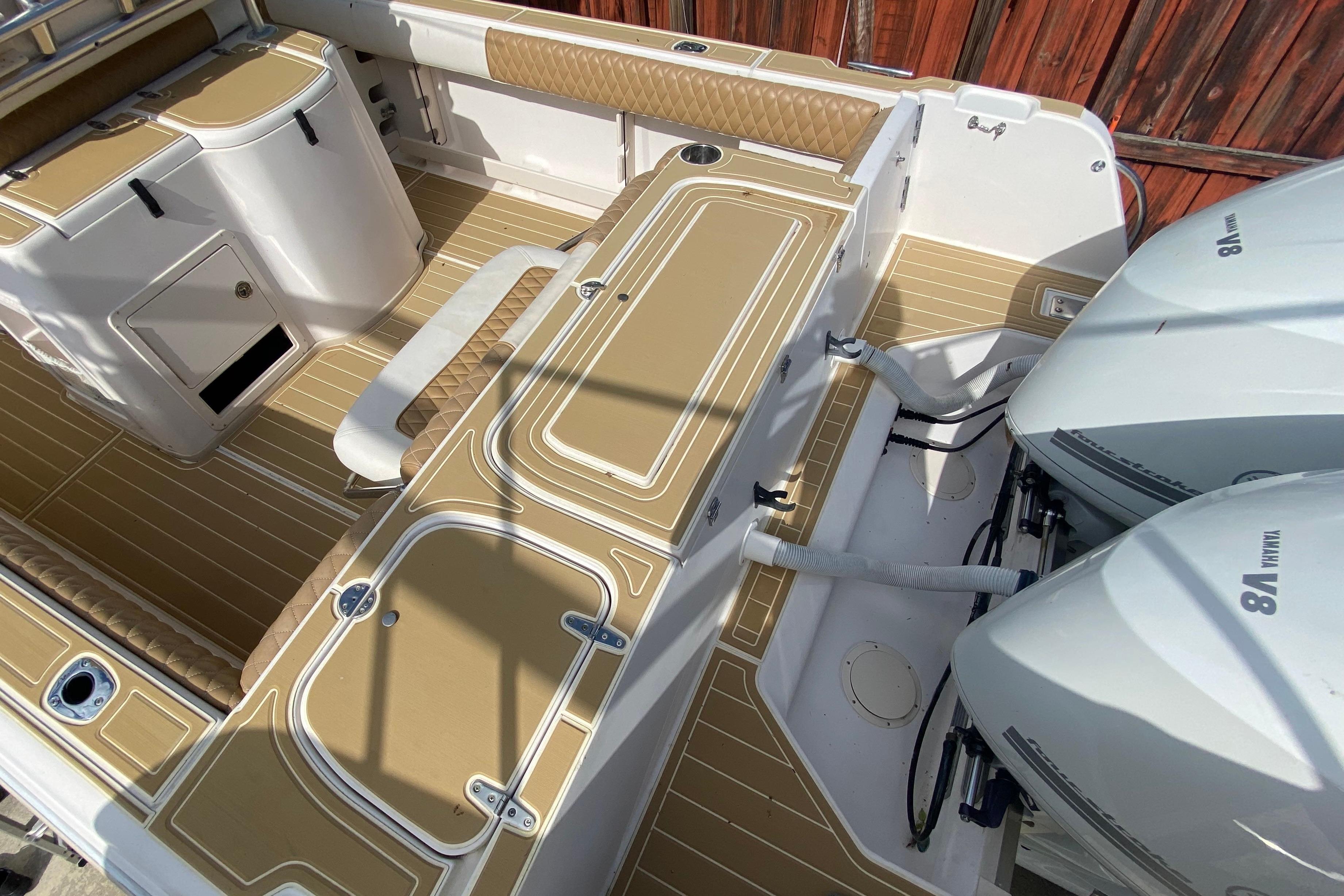 Interior view of a 2004 Grady-White Canyon 283 boat.