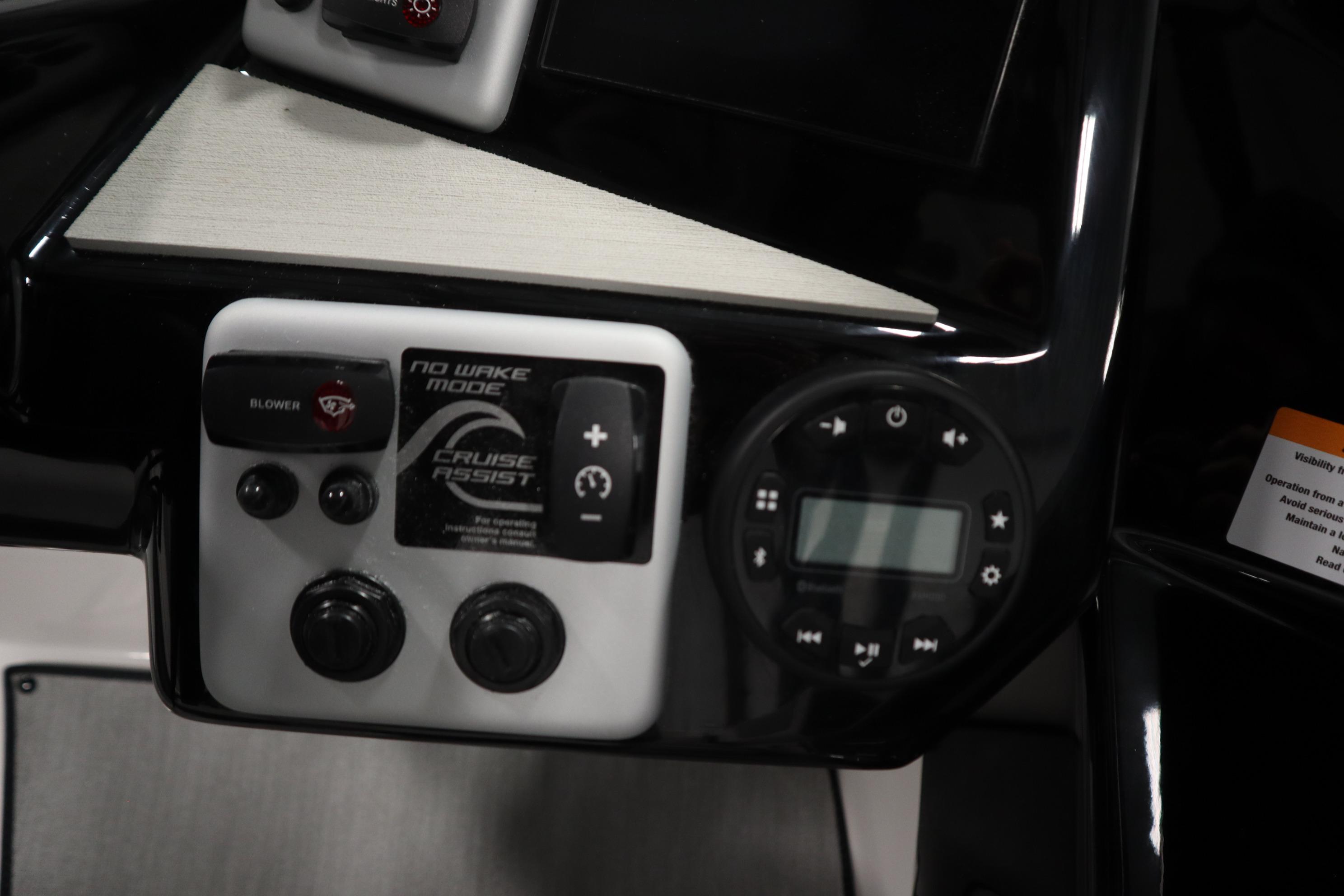 Control panel of 2026 Yamaha Boats AR220 featuring no wake mode and cruise assist.
