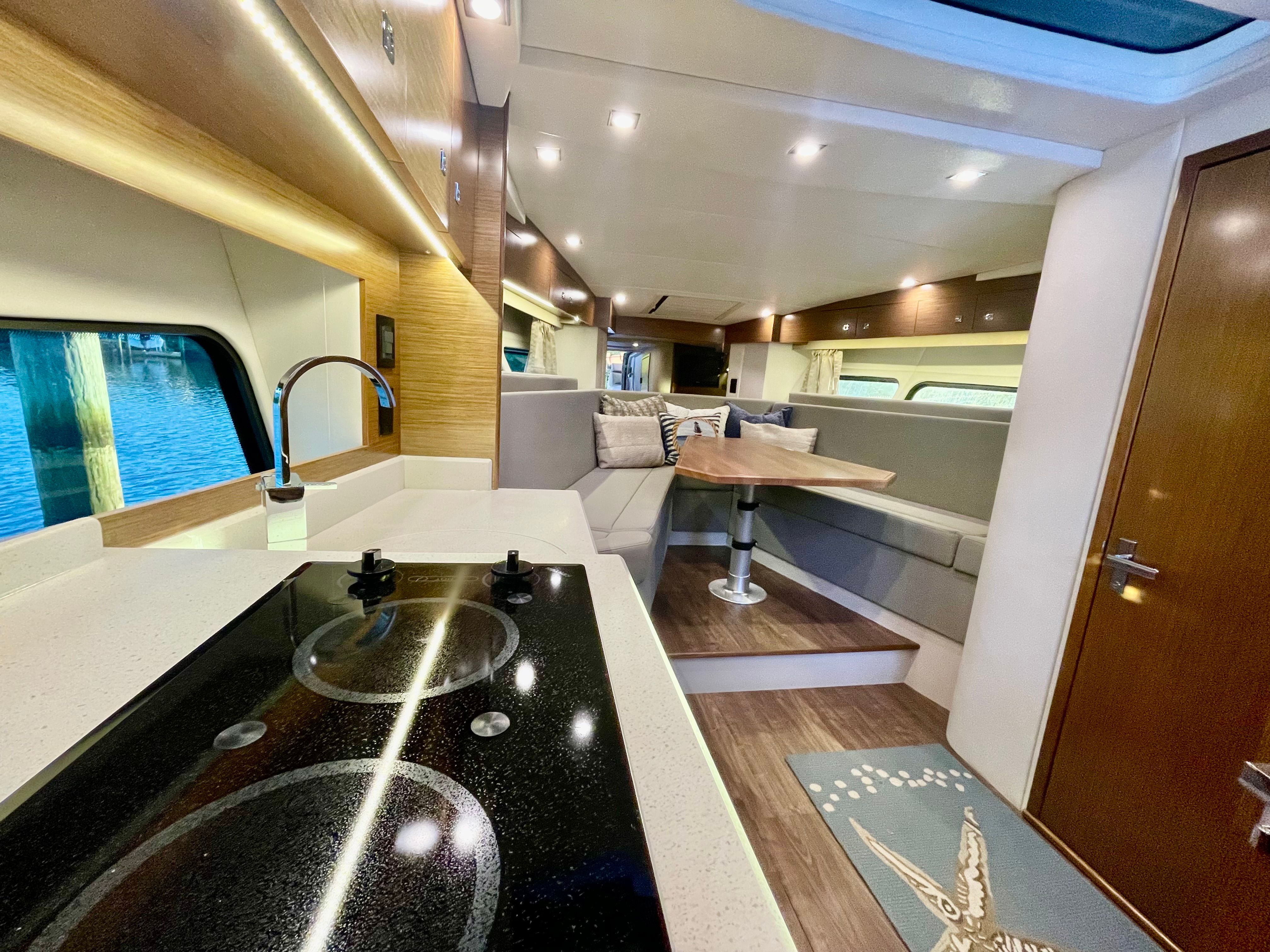 2016 Cruisers Yachts 390 Express Coupe - 28