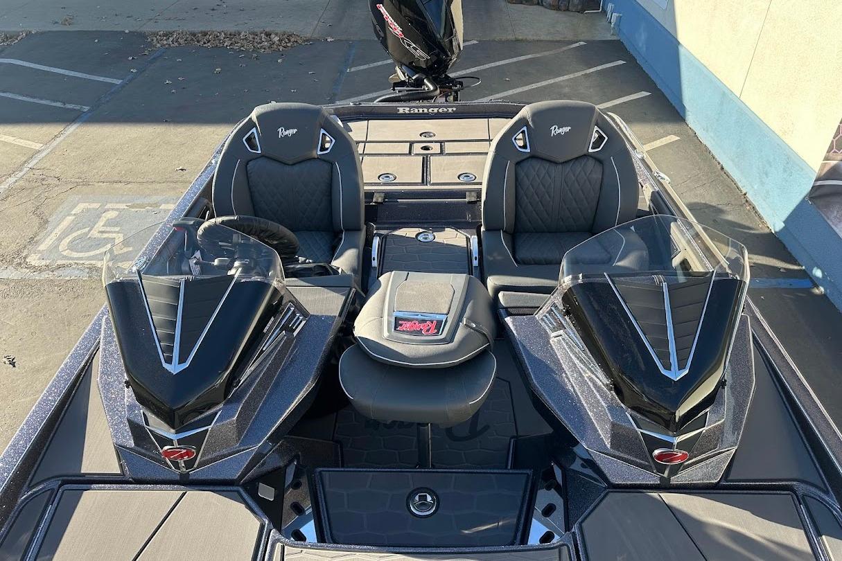 2026 Ranger Z521R Garmin Cup-Equipped boat with dual seats and sleek design.