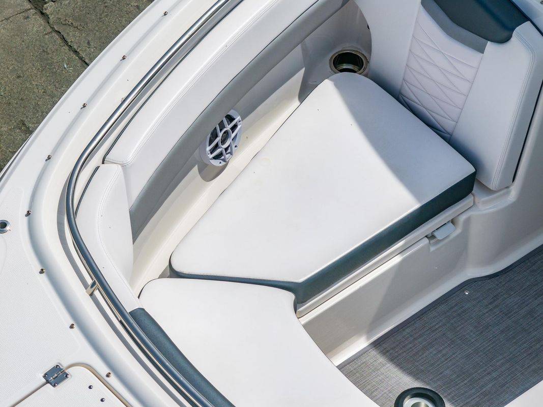 2021 Robalo R247 - Image 13