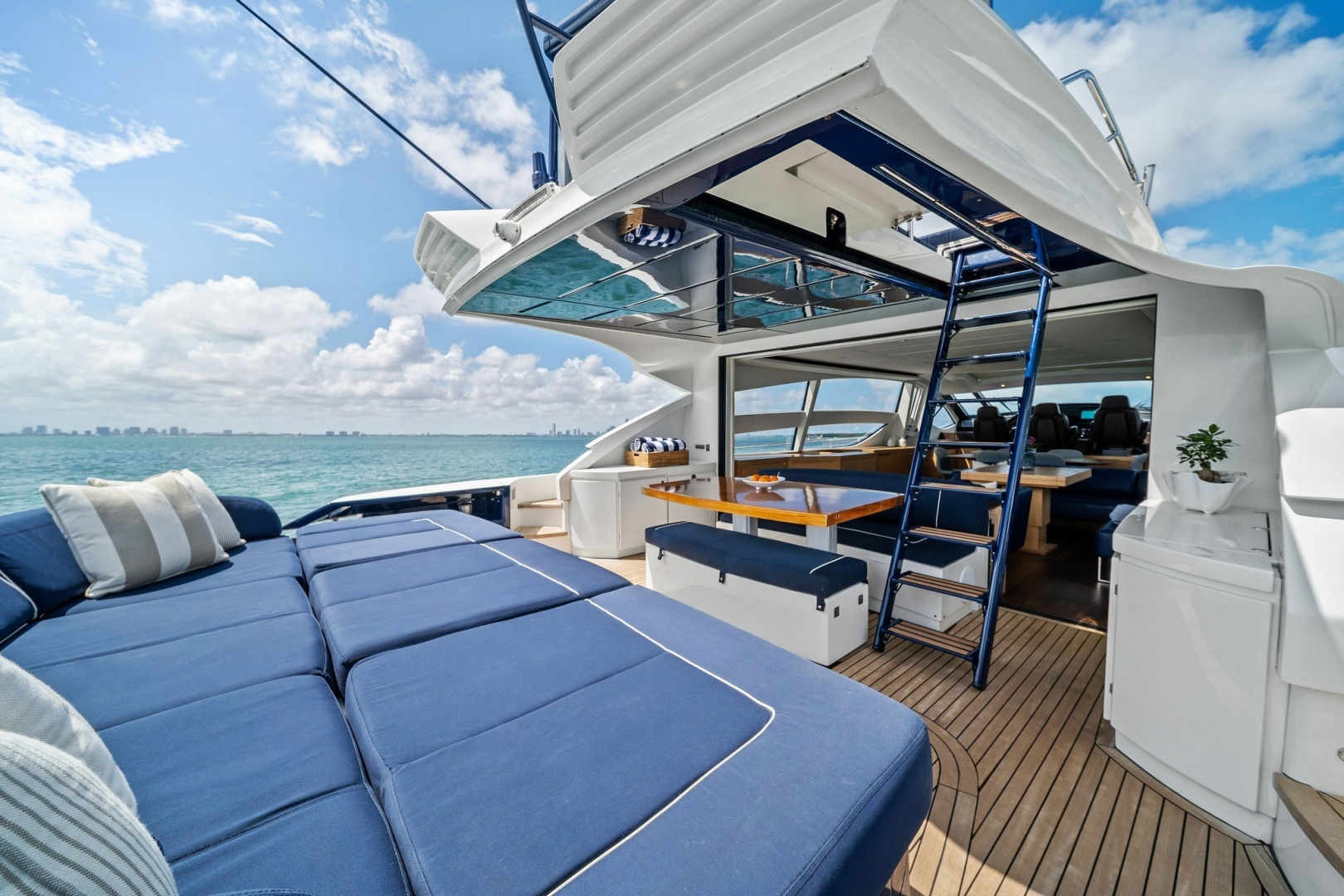2013 Pershing 82 - Image 17