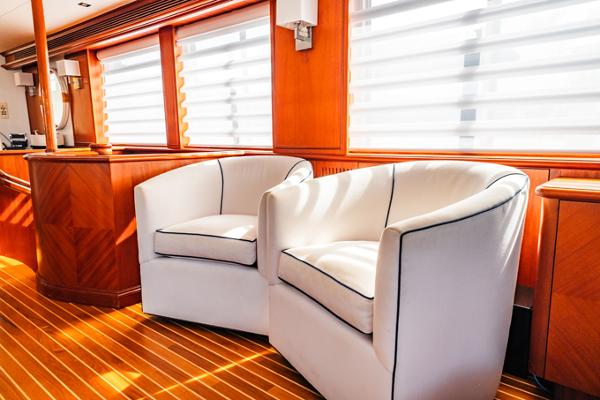 Salon Stbd. Side