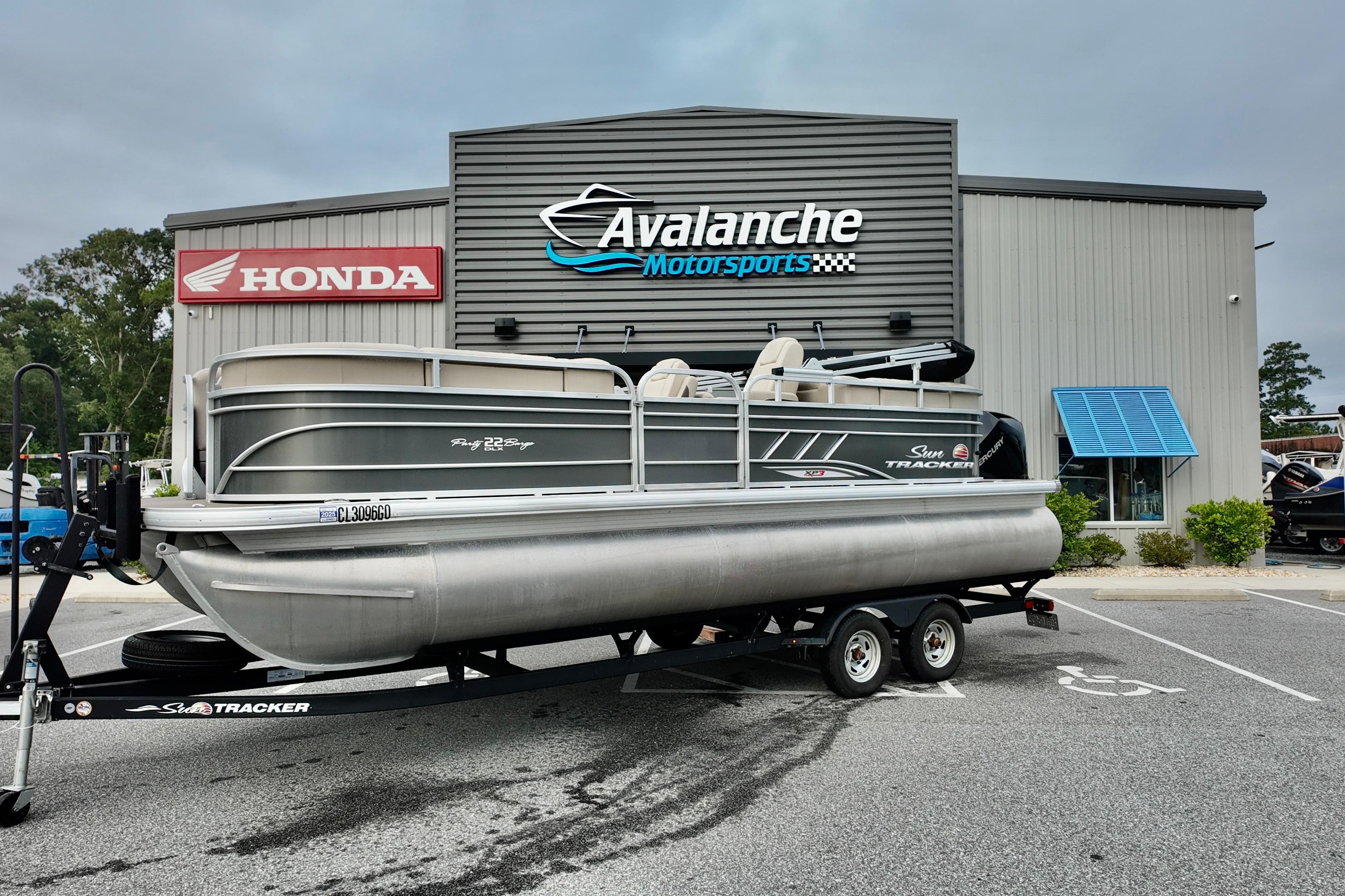 2023 Sun Tracker Party Barge 22 DLX