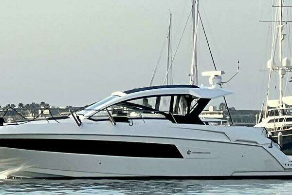 2017 Cruisers Yachts 390 Express Coupe