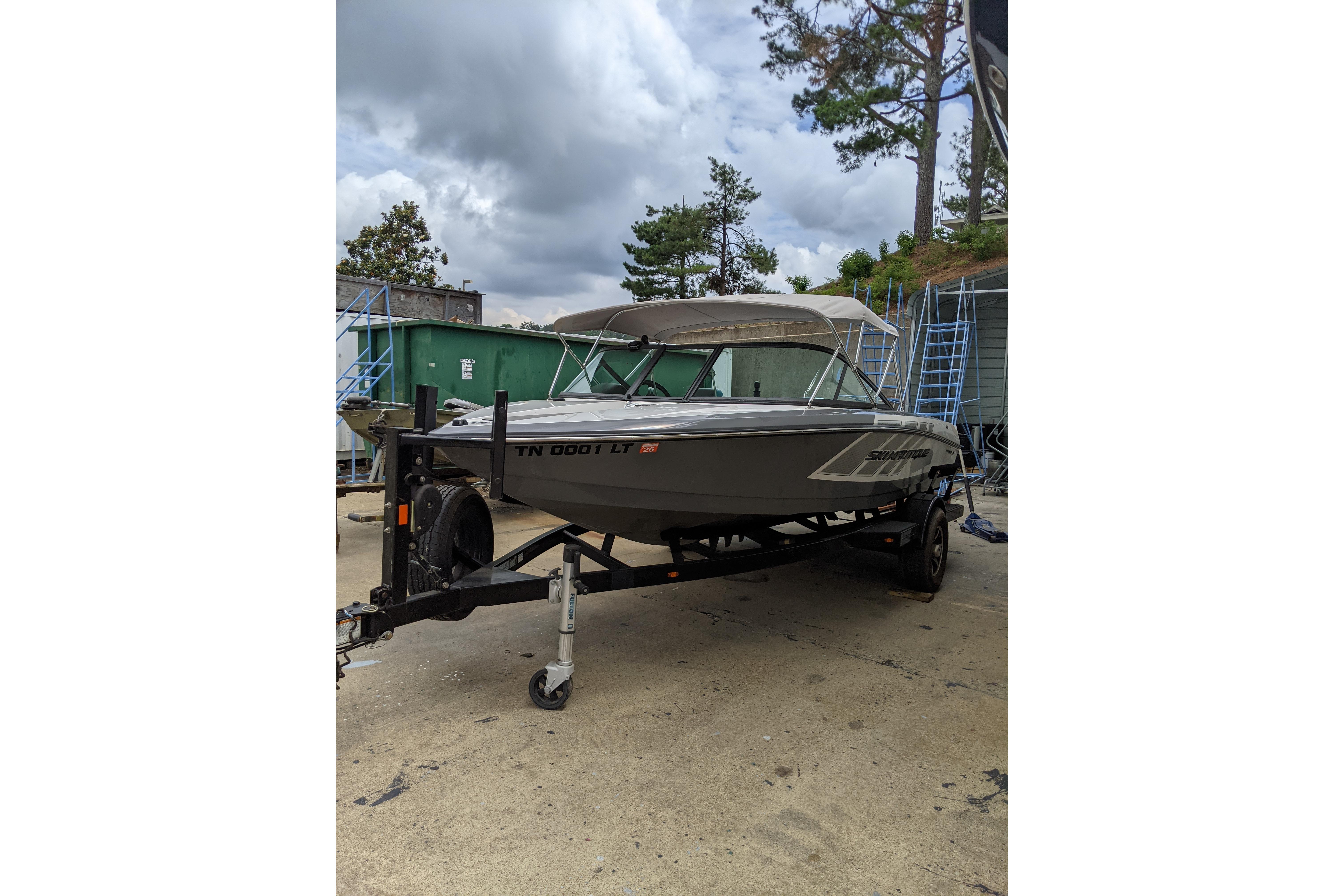 2016 Nautique Ski Nautique 200 Closed Bow boat on trailer, parked outdoors.