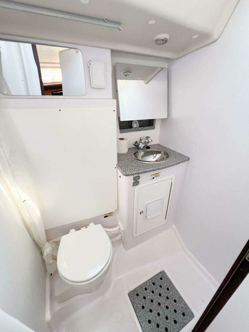 2019 Catalina 425 - Image 23