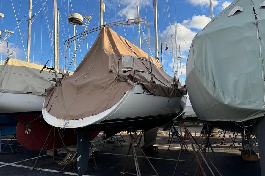 Beneteau Oceanis 321 sailboat, 2000 model, covered and docked, with clear blue sky.