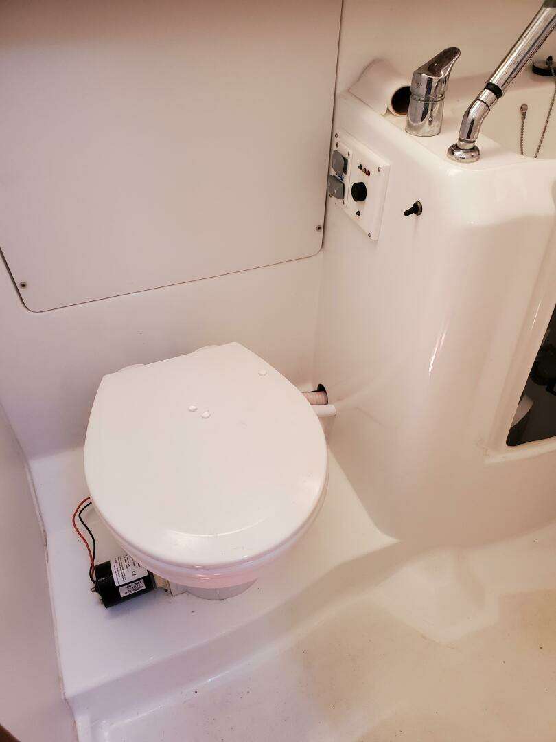 2011 Beneteau Oceanis 34 - Image 11