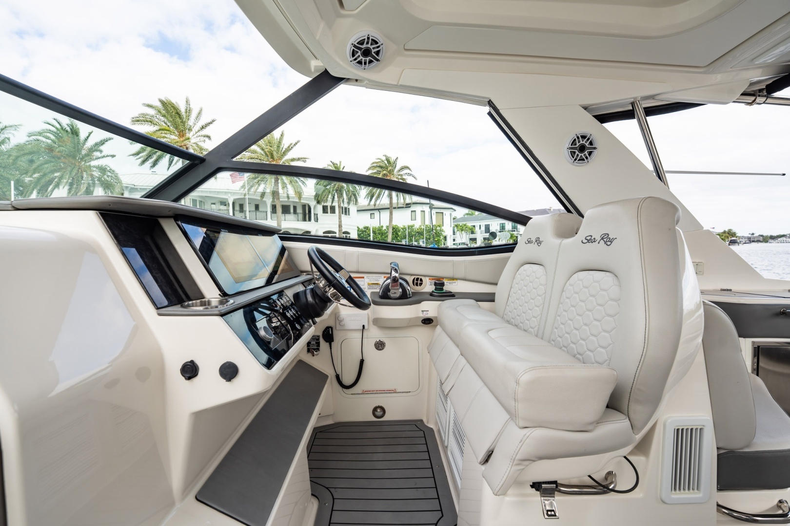 2021 Sea Ray Sundancer 320 Outboard - Image 19