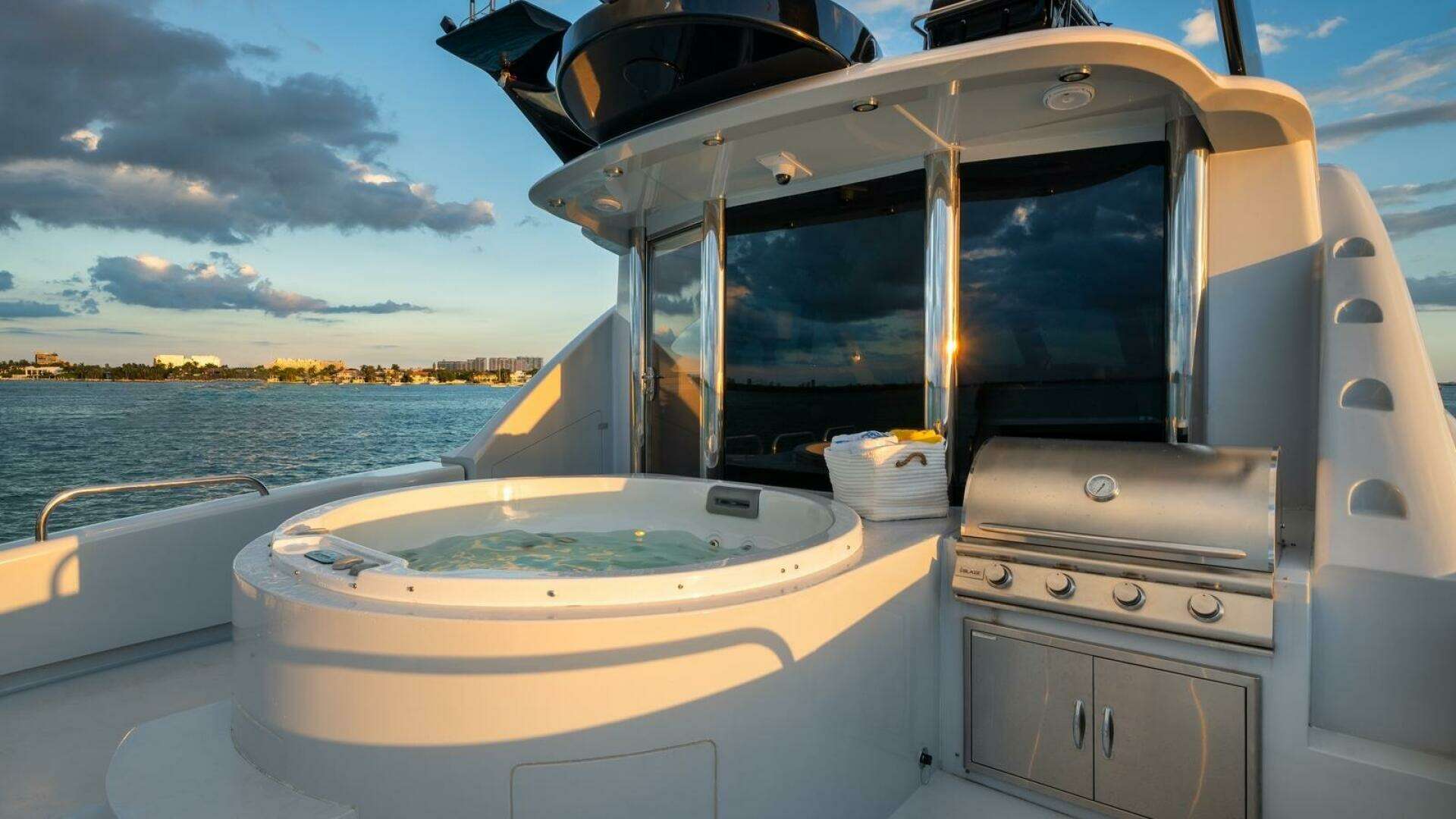2002 Lazzara Yachts — - Image 16