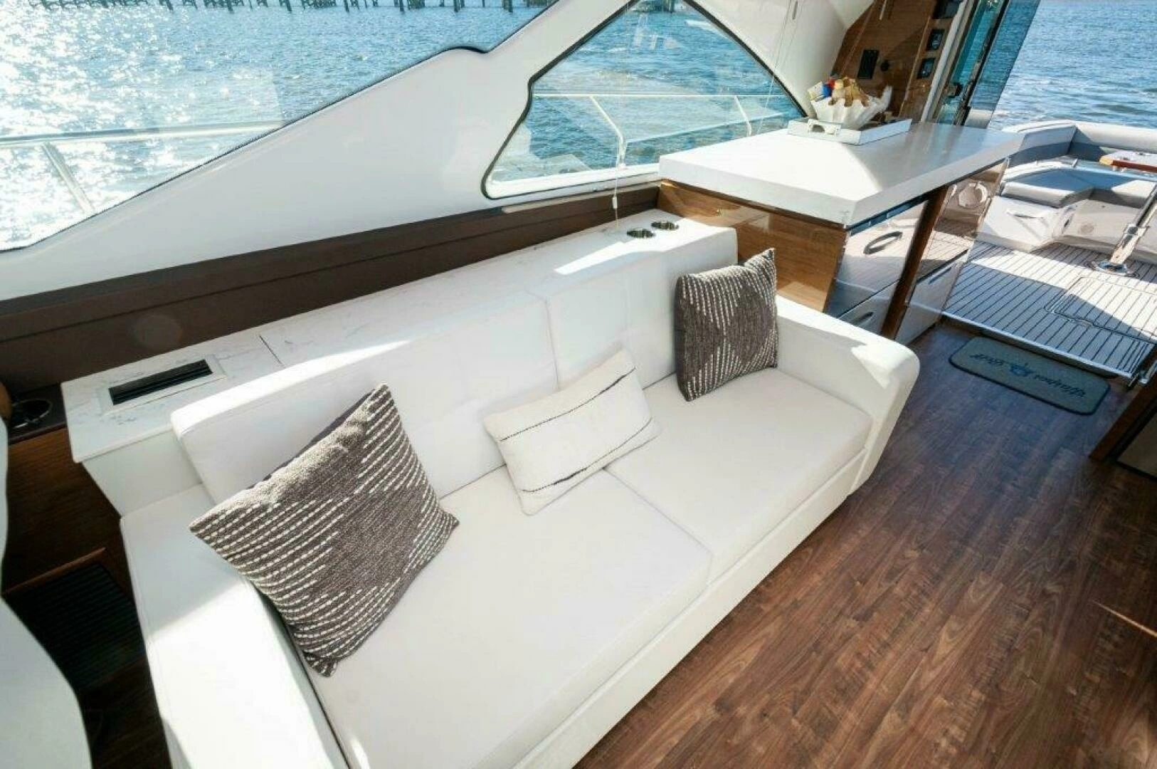 2020 Cruisers Yachts 60 Cantius - Image 8