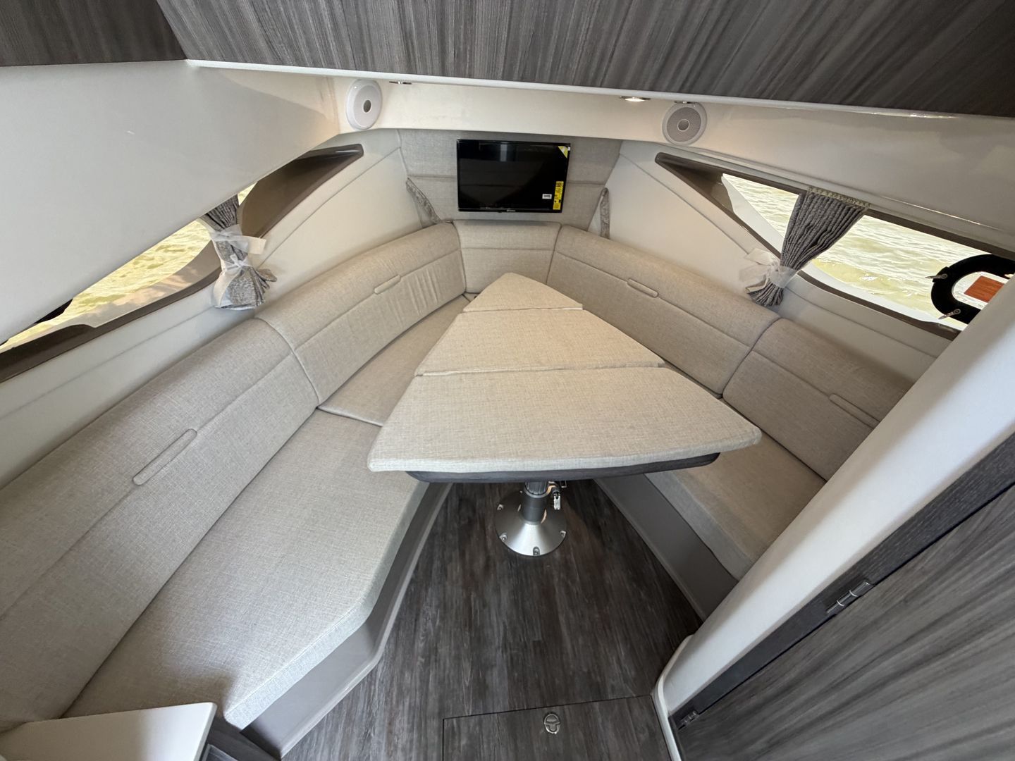 2026 Sea Ray Sundancer 320 Outboard - 60