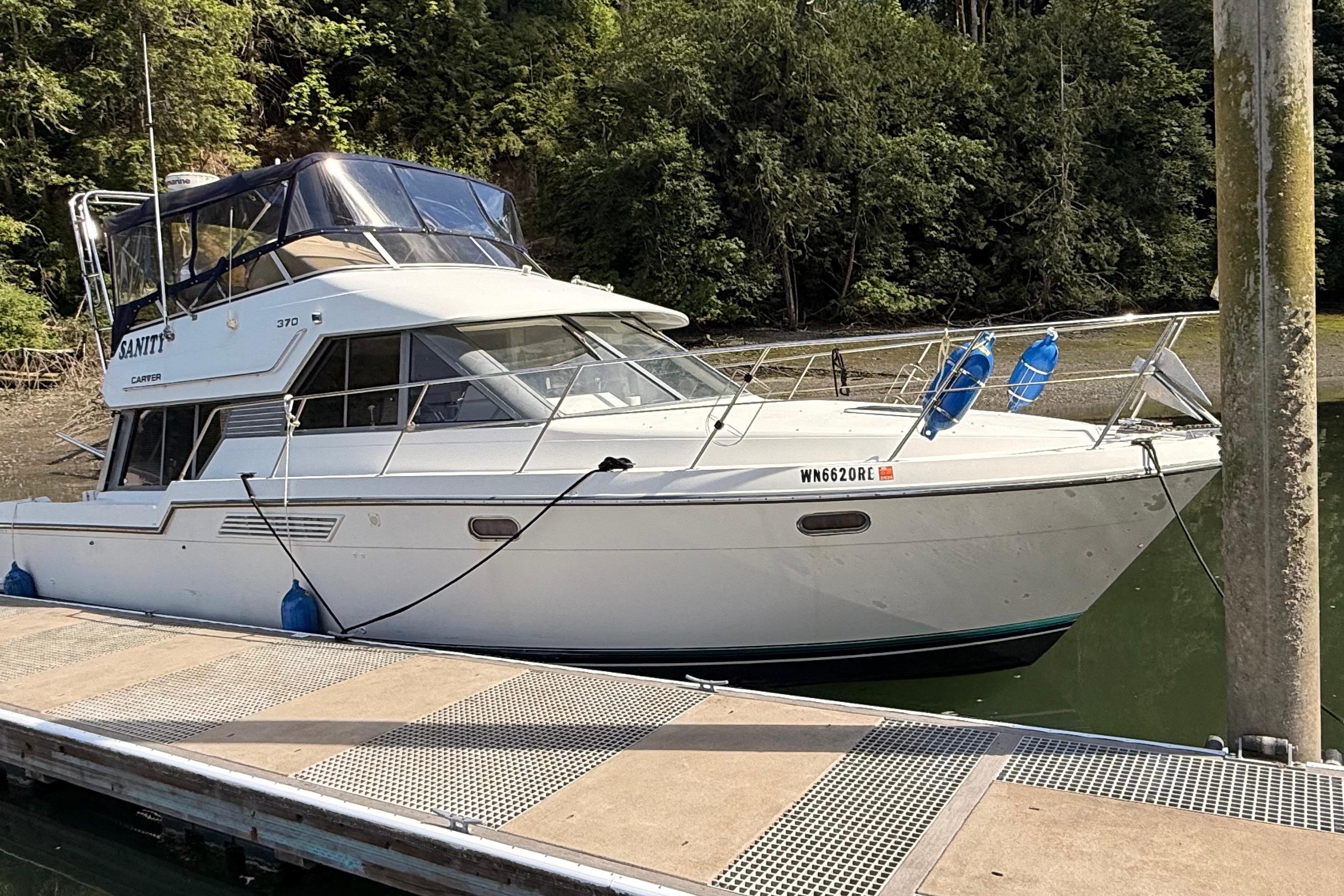 1995 Carver 370 Voyager