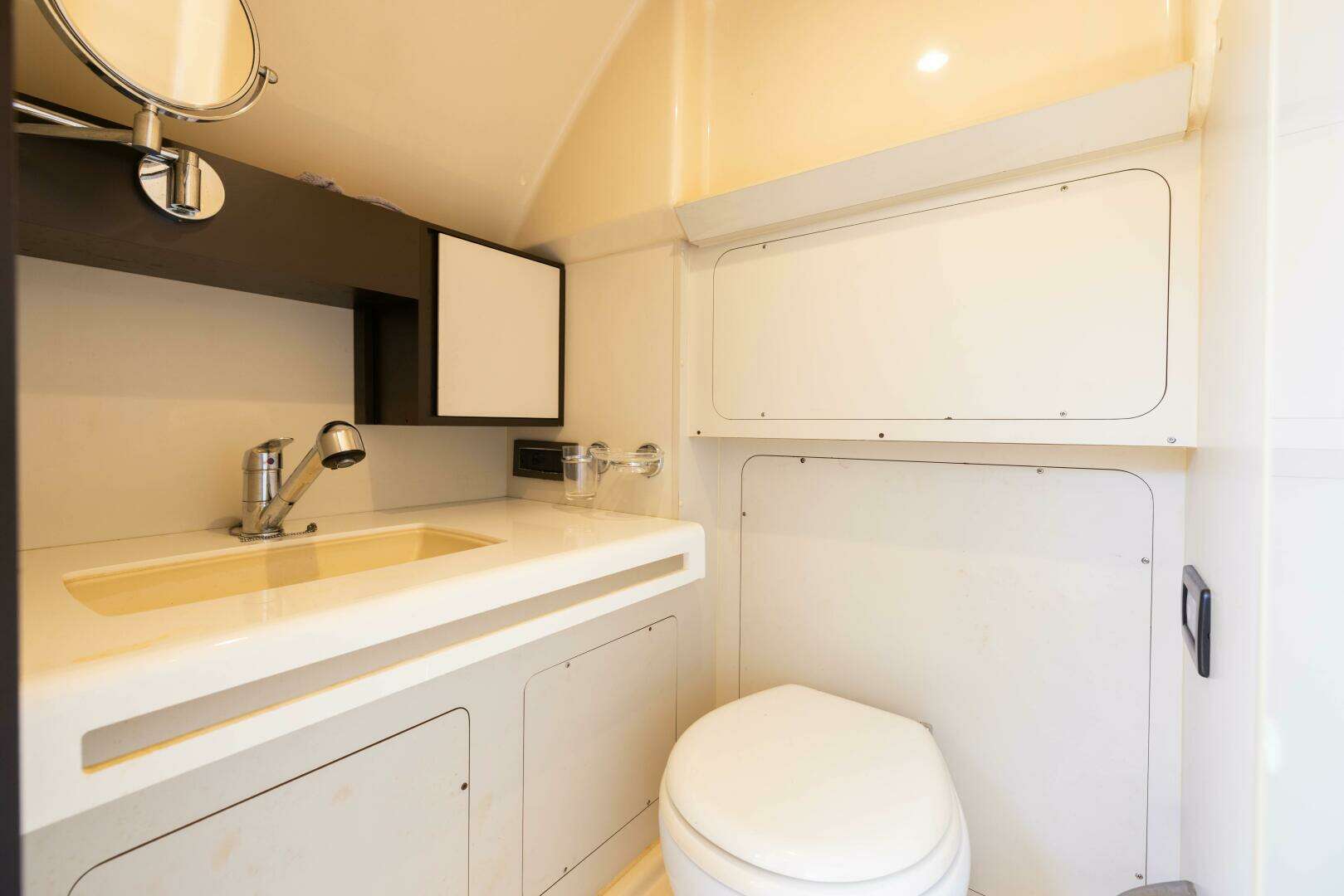 2015 Azimut 64 Flybridge - Image 31
