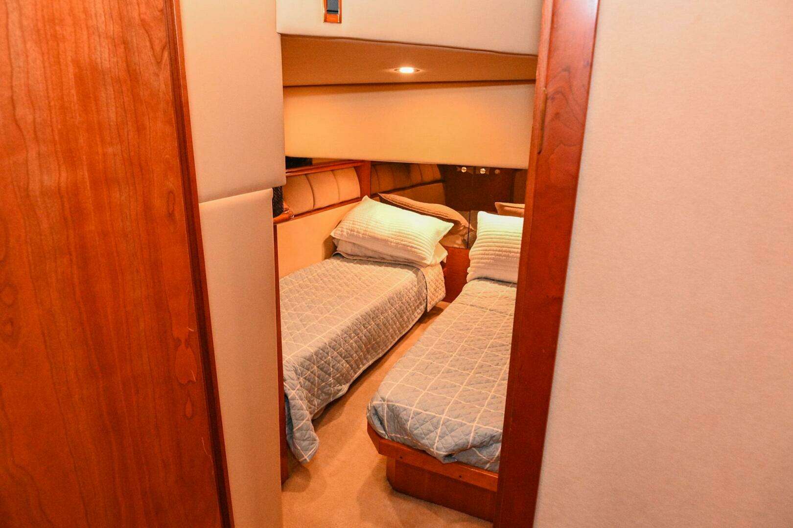 2002 Cruisers Yachts 5000 Sedan Sport - Image 53