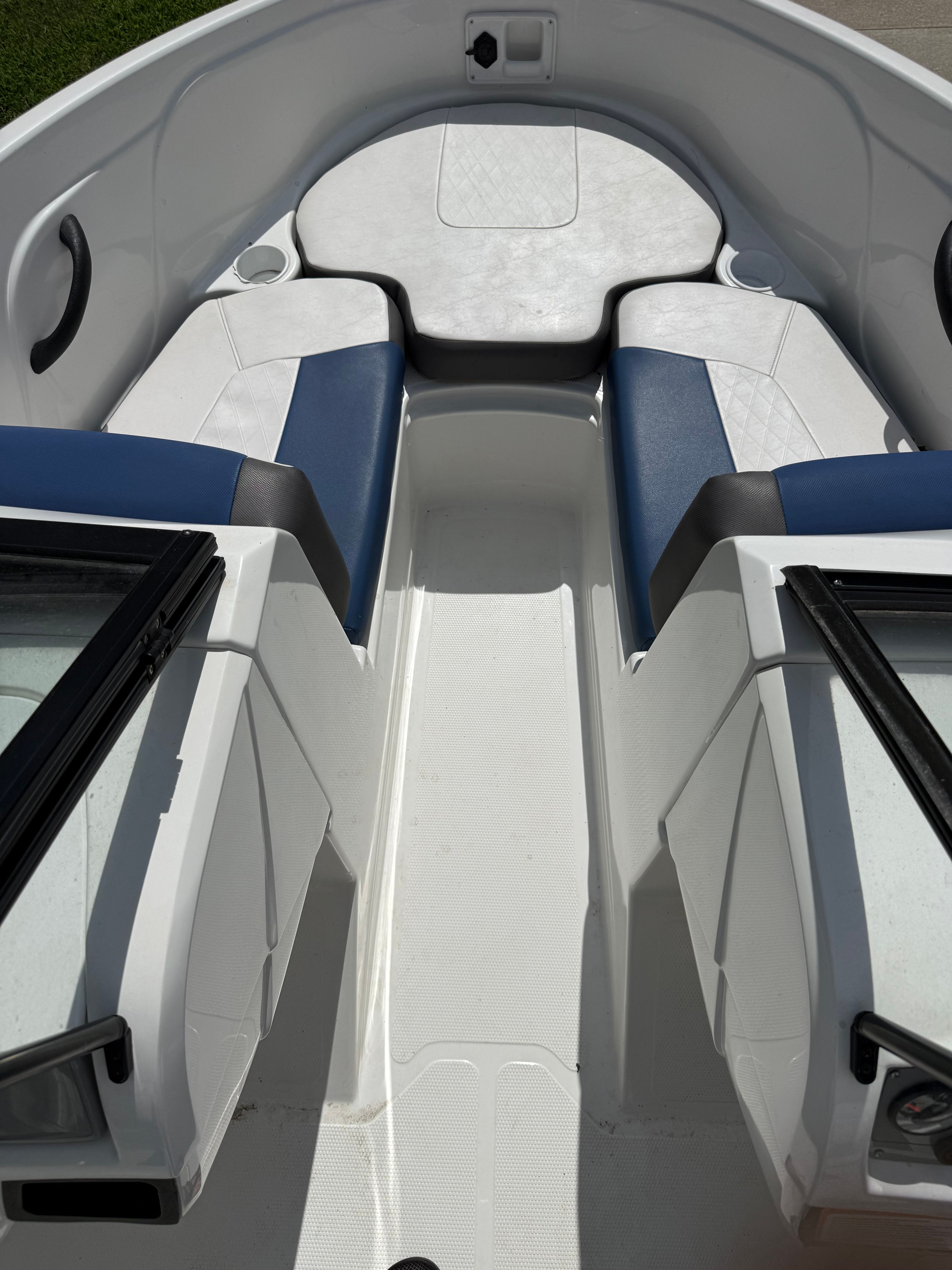 The image shows the cockpit of a 2019 Tahoe 450 TF boat with blue seating.