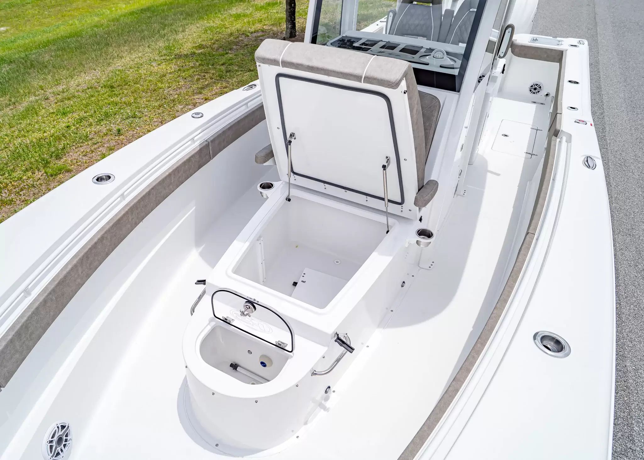 2027 Sea Hunt Gamefish 30 Coffin Box - 29