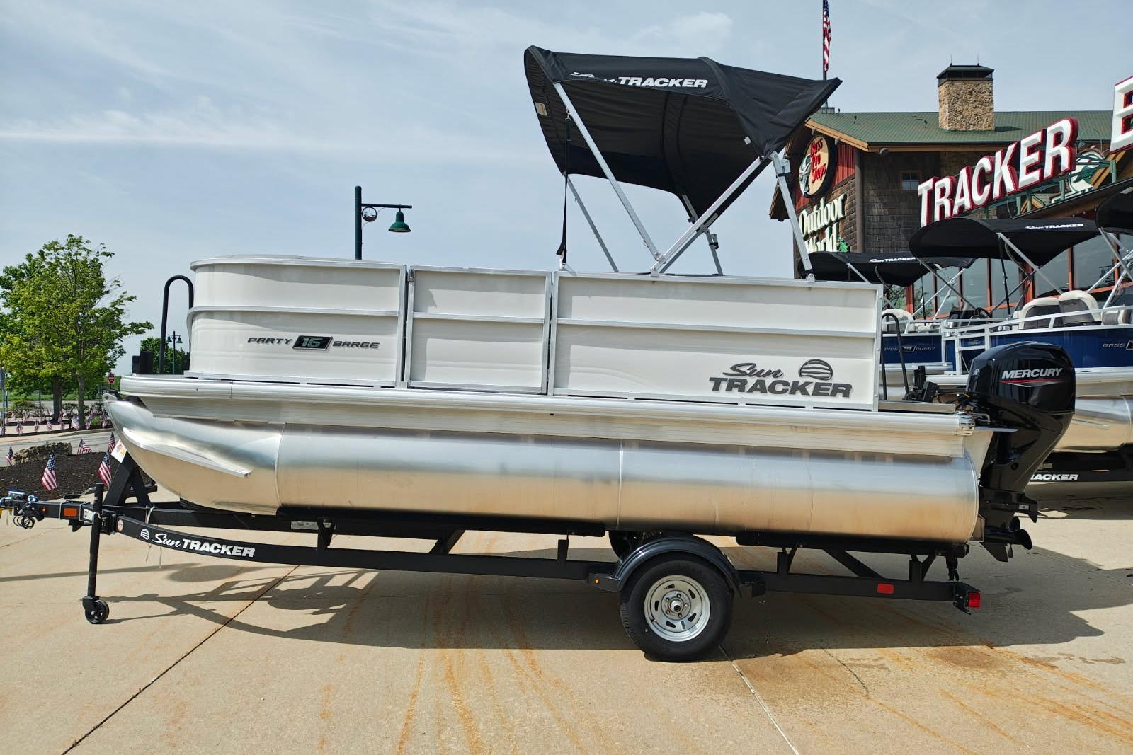 2026 Sun Tracker Party Barge 16 DLX