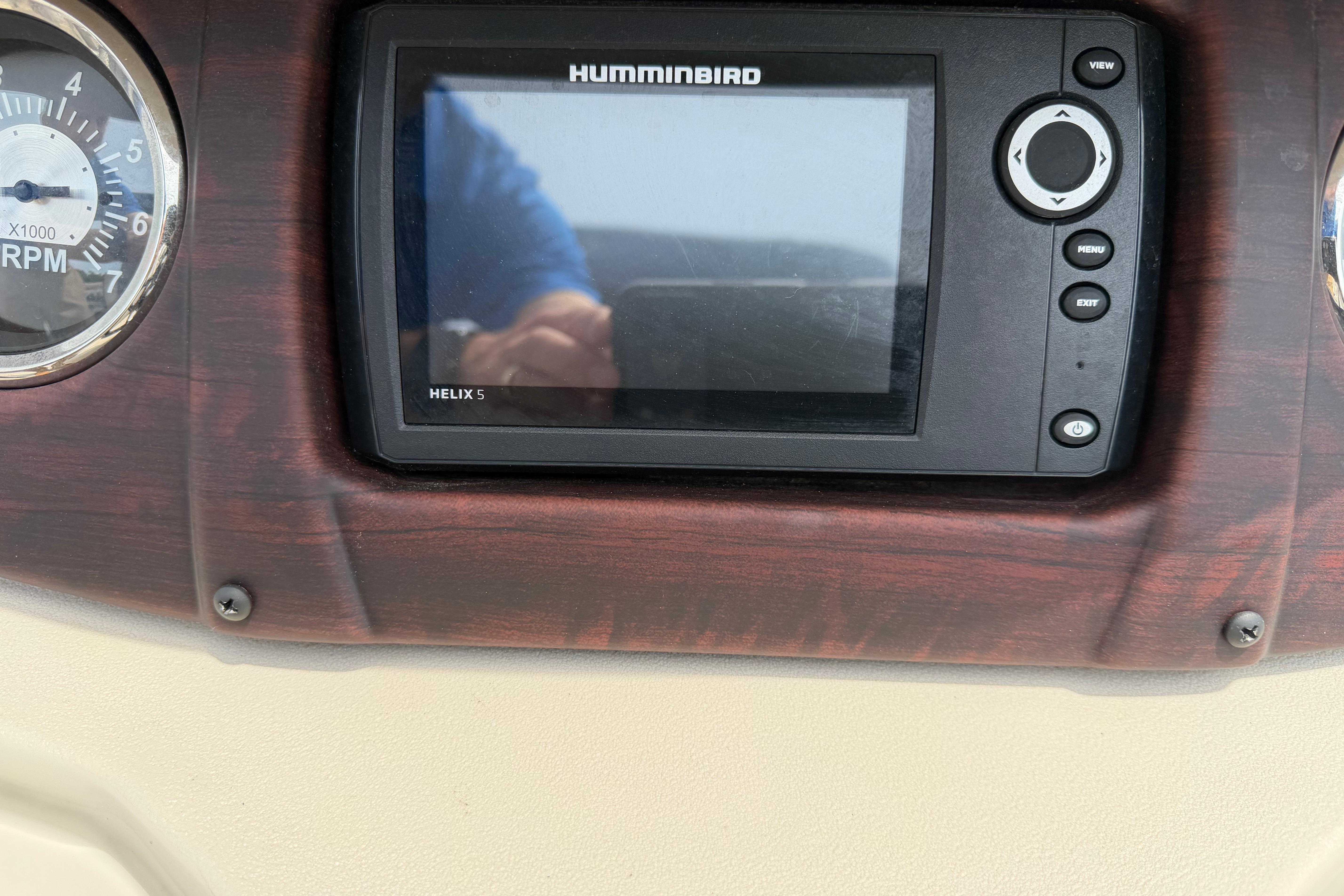 Dashboard of 2021 South Bay 224RS LE with Humminbird Helix 5 fishfinder.