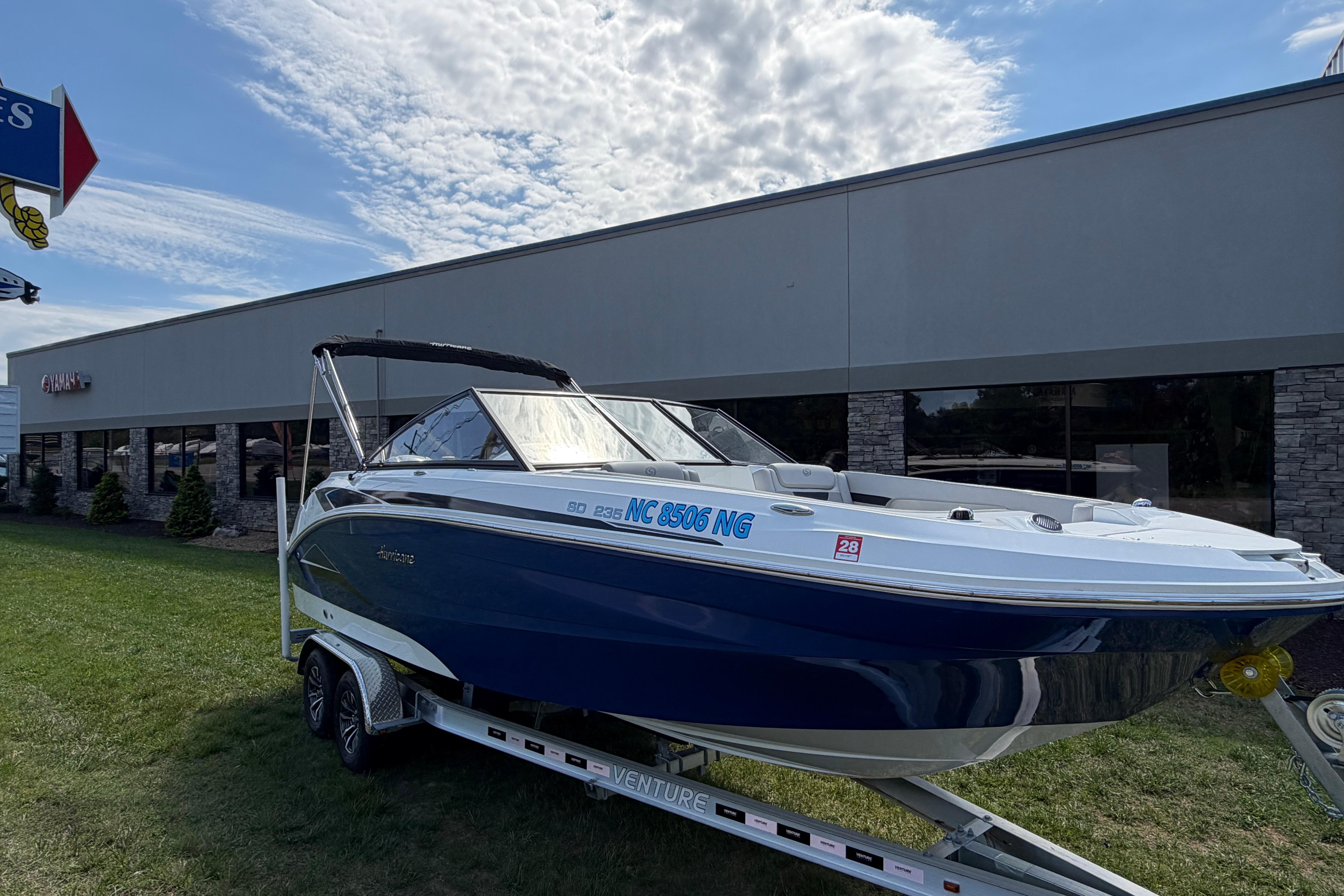 2023 Hurricane SunDeck 235 OB