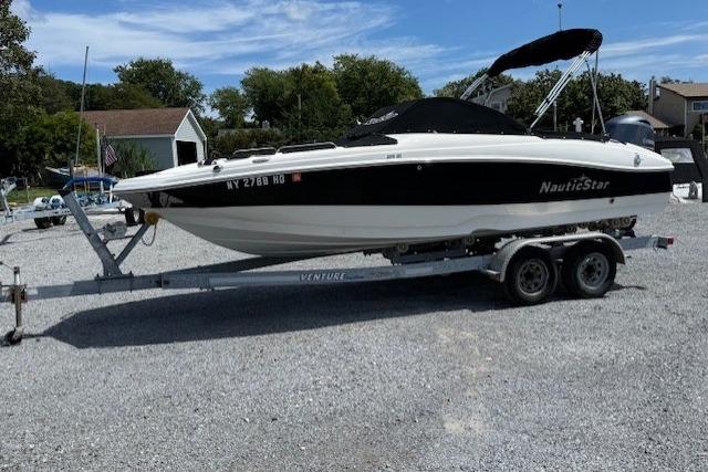 2017 NauticStar 203DC Sport Deck