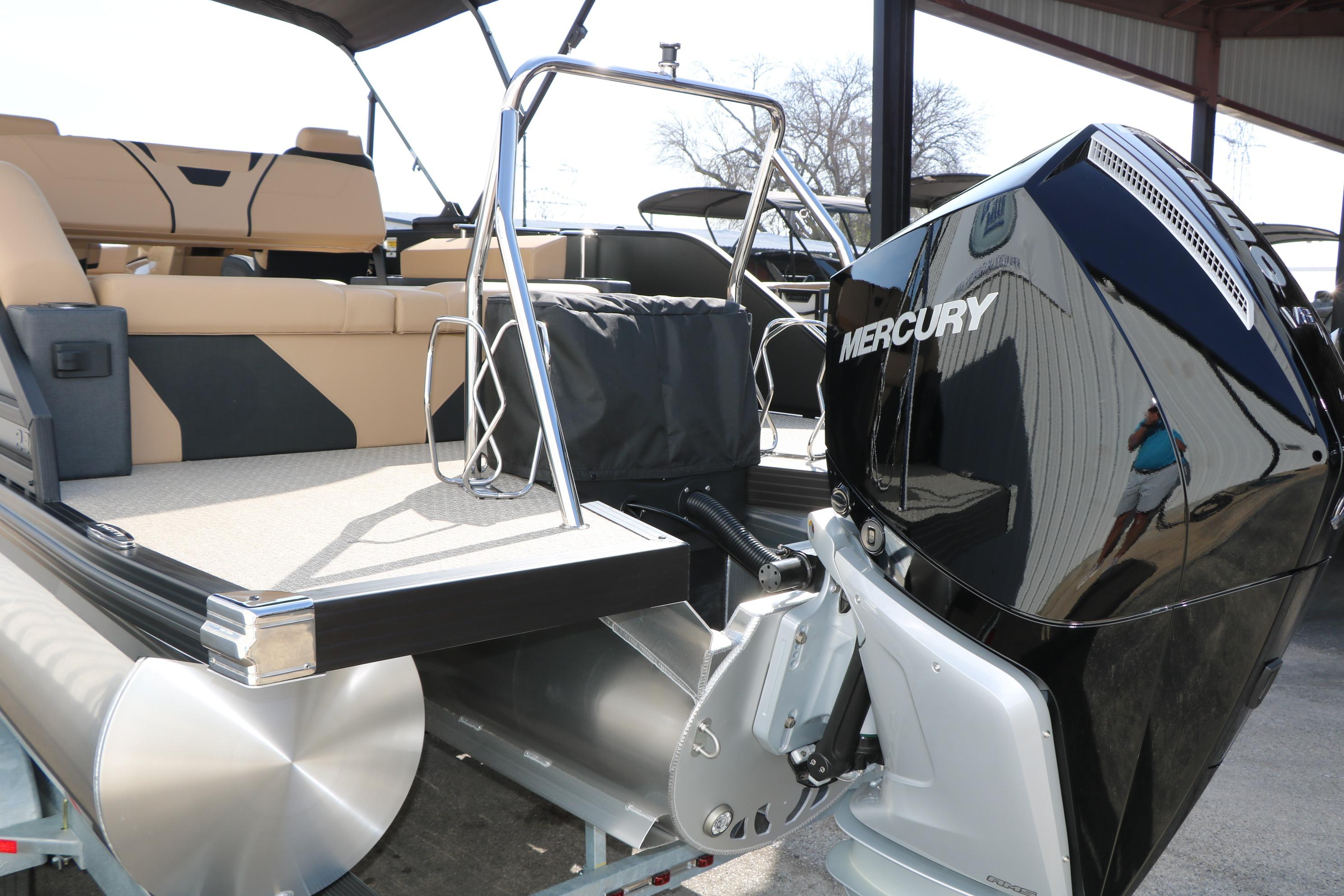 Evotti 723CS 2026 pontoon boat with Mercury outboard motor, featuring spacious seating.