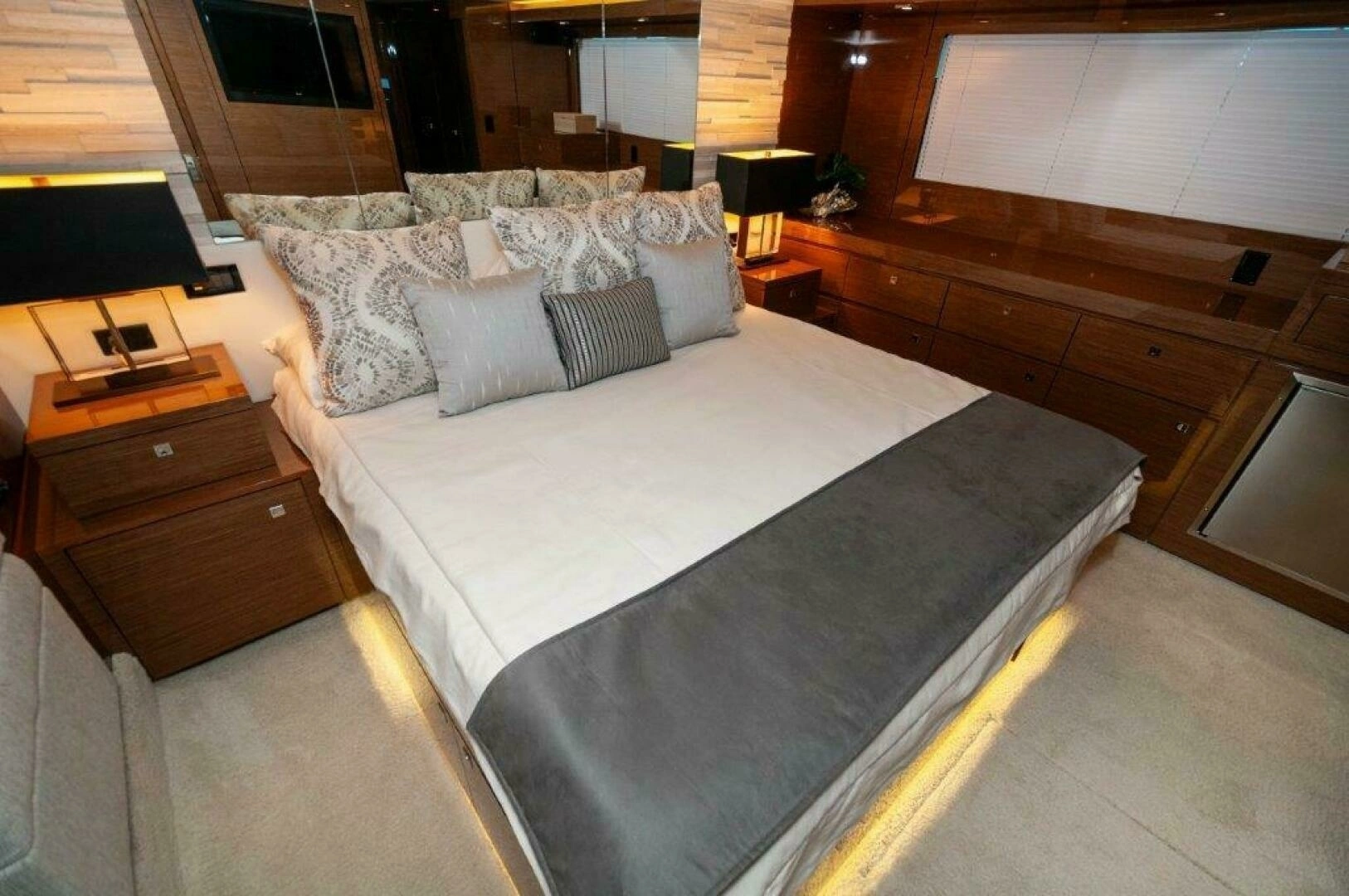 2020 Cruisers Yachts 60 Cantius - Image 19