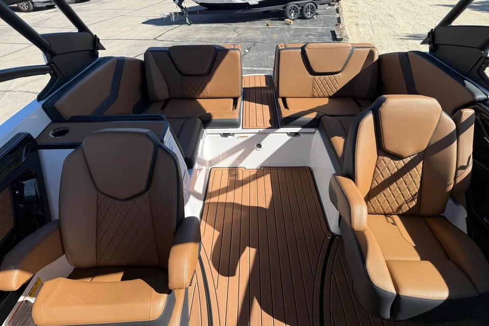 2026 Yamaha Boats 252SD interior with luxurious brown seating and sleek design.