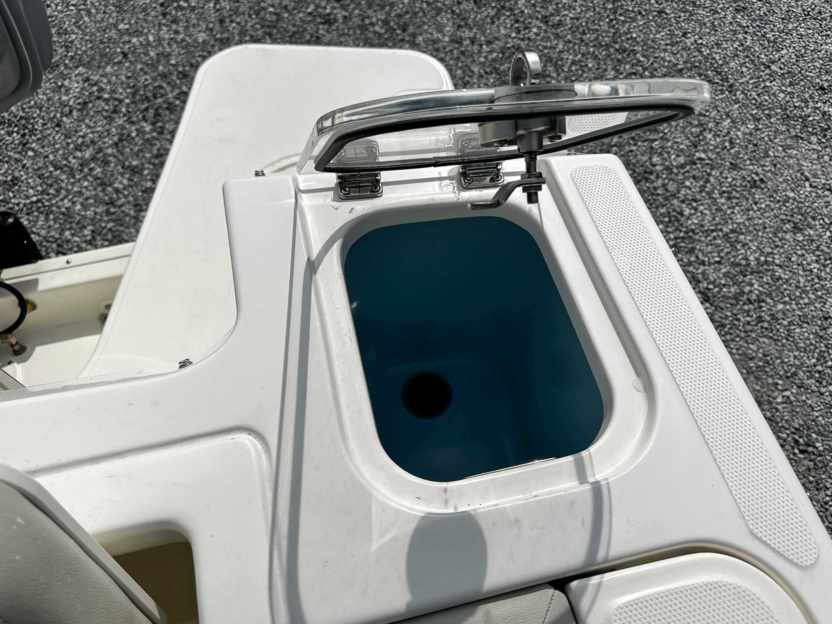 2025 Boston Whaler 240 Vantage - 20
