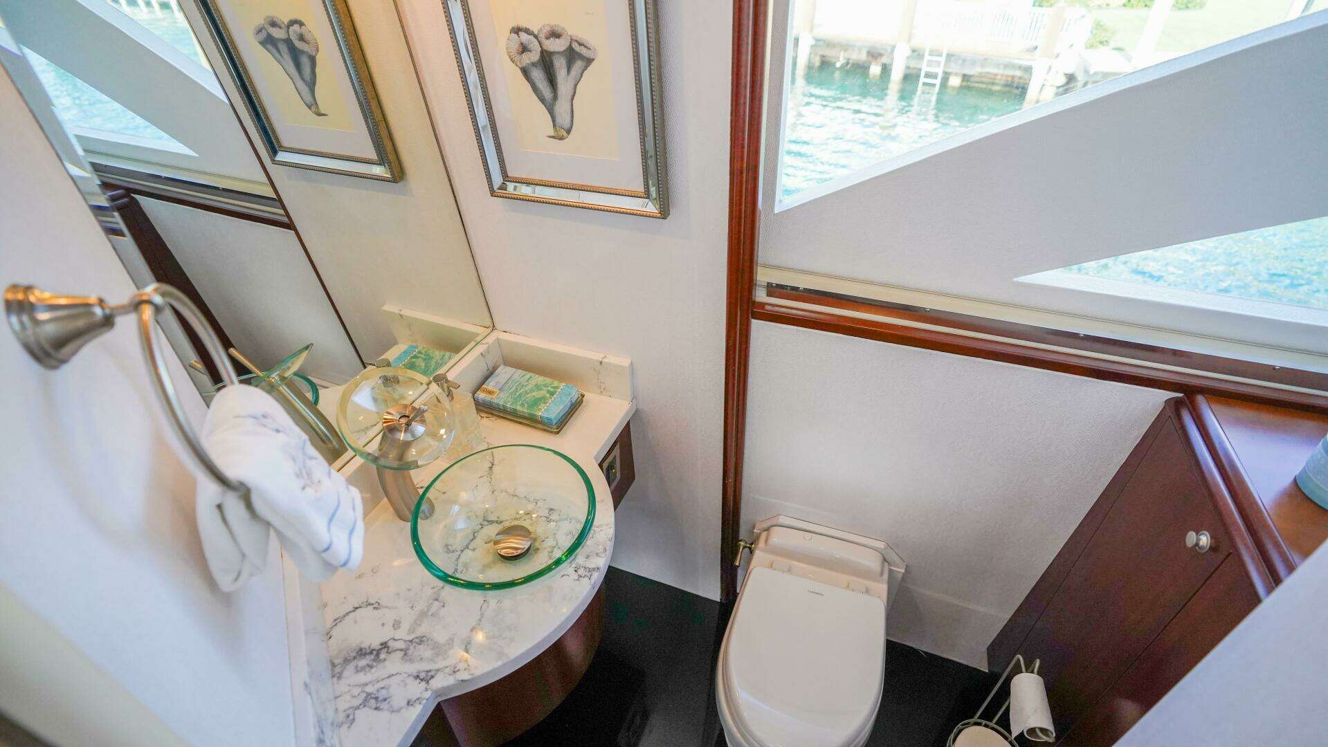 2004 Lazzara Yachts 80 SL - Image 34